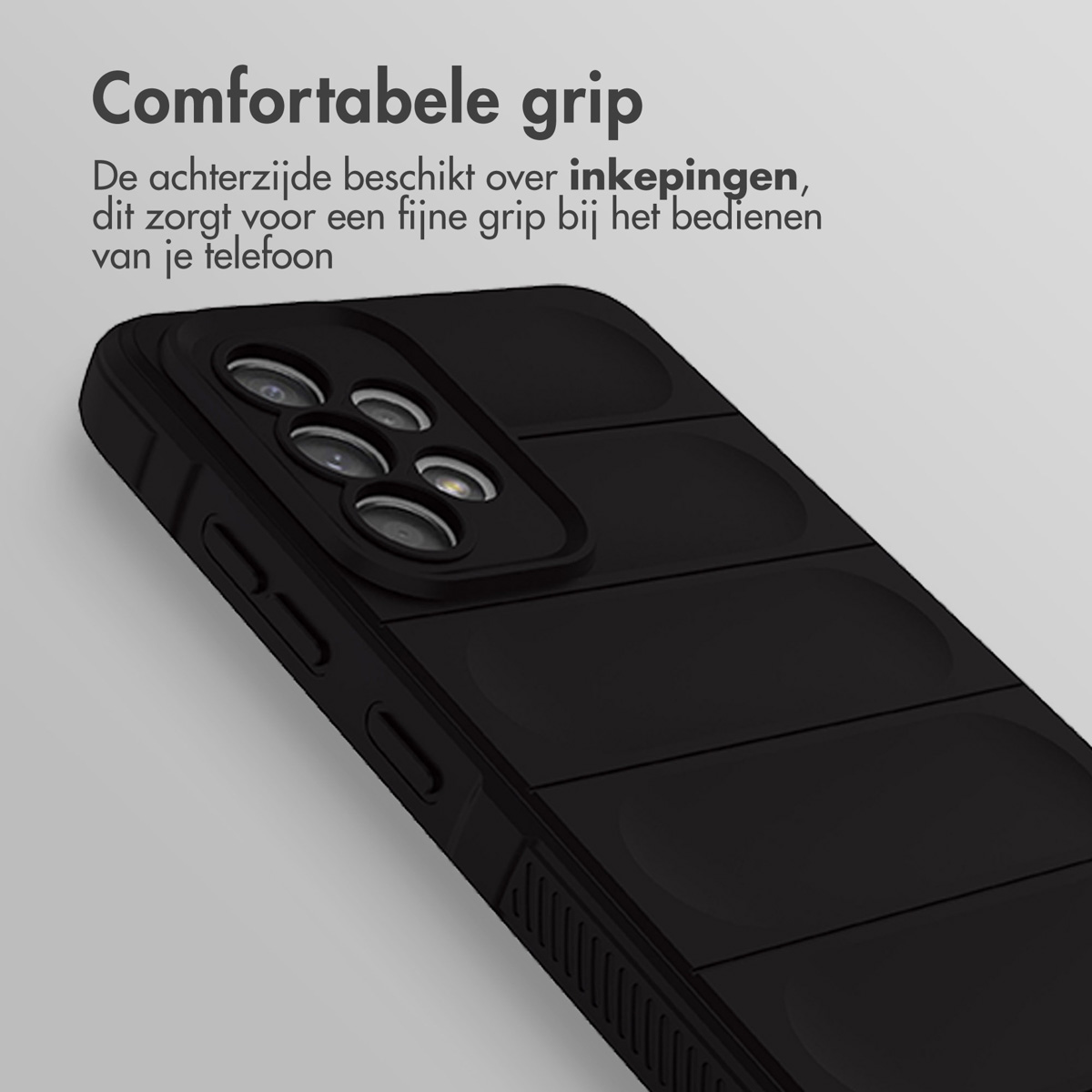 Coque de téléphone noire avec rainures horizontales. L'appareil photo est en haut à gauche. Coque sur surface blanche.