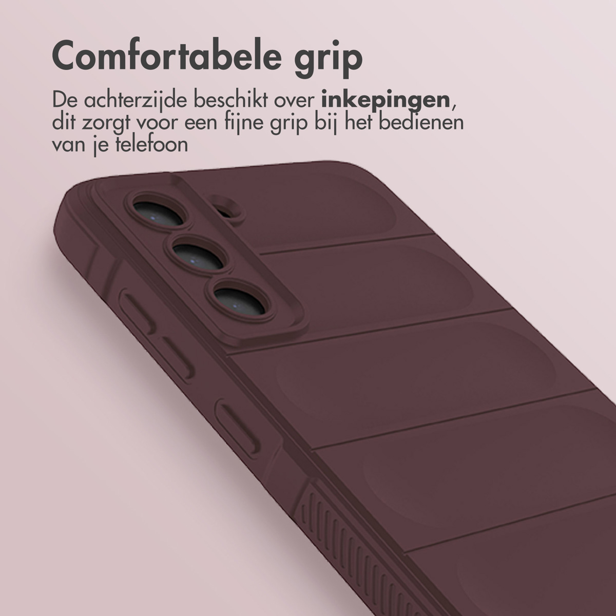Bordeaux telefoonhoes op wit oppervlak, schuine weergave, met getextureerde achterkant.
