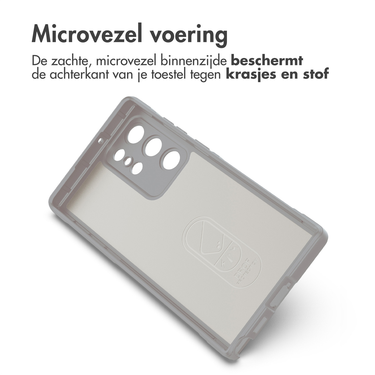 Een doorzichtige telefoonhoes met een telefoon erin. De hoes is schuin en heeft een logo.