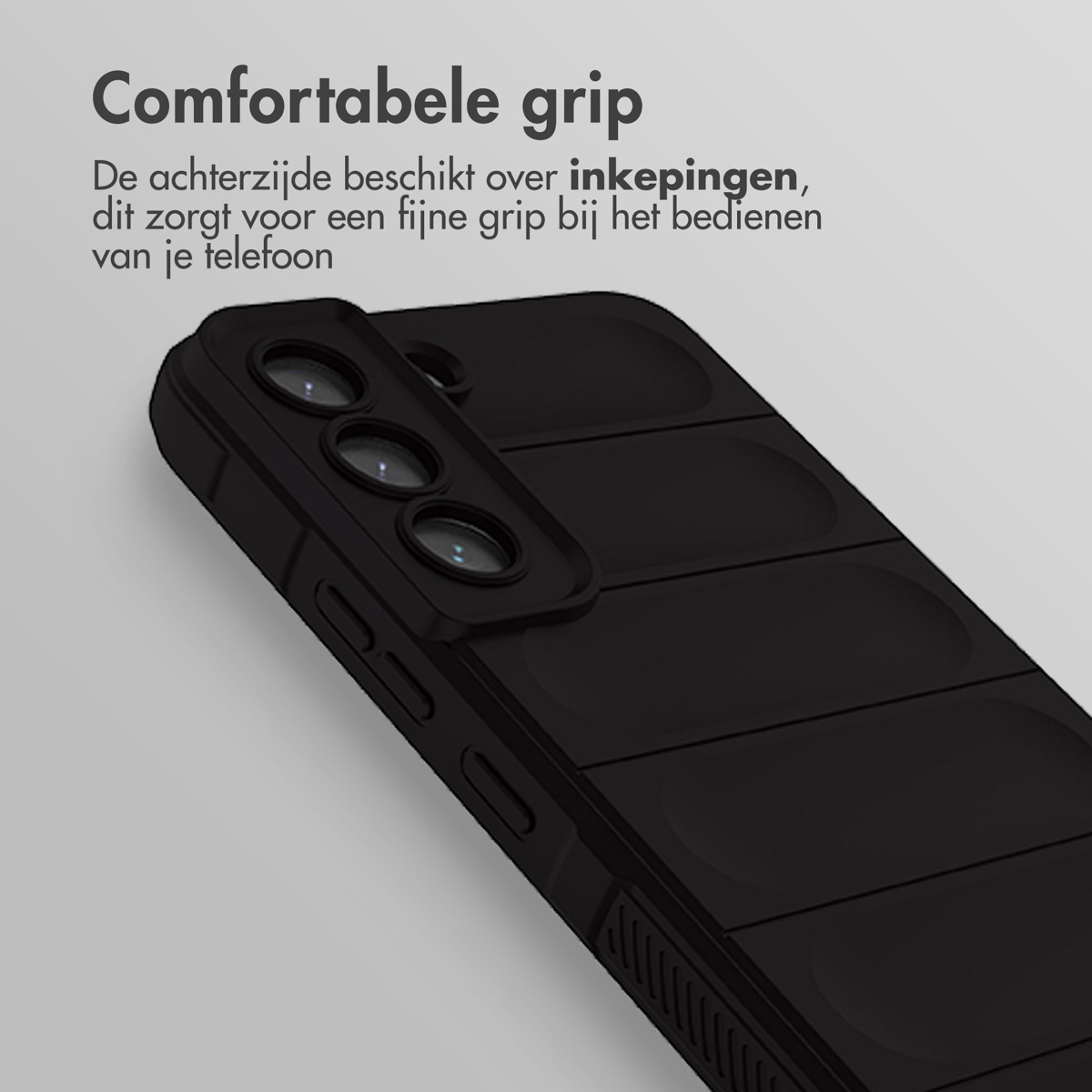 Zwarte telefoonhoes. Schuine weergave, toont ribbels en een camera-uitsparing. De telefoon is zwart.