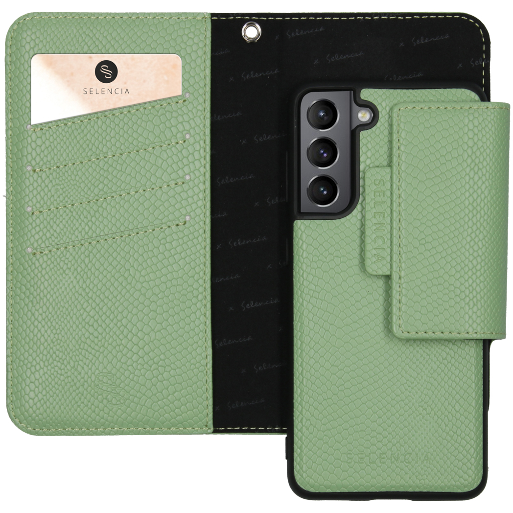 Groene leren telefoonhoes met telefoon en kaart. De hoes is open en heeft een kaart erin.