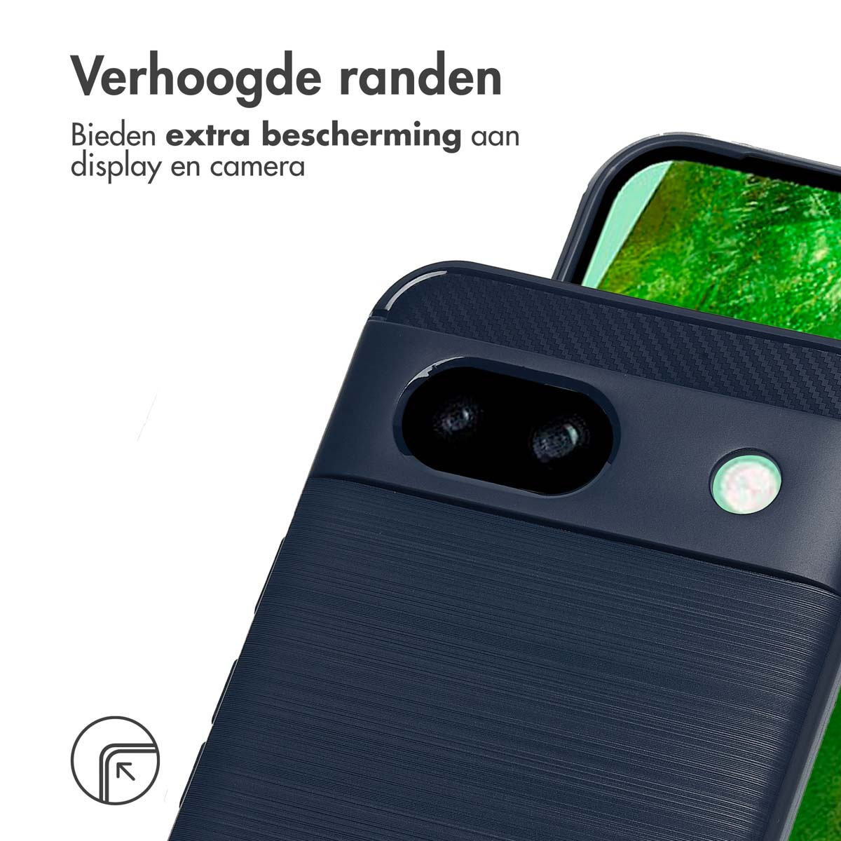 Close-up van een donkerblauwe telefoonhoes met een getextureerde achterkant en camera. Tekst boven en onder.