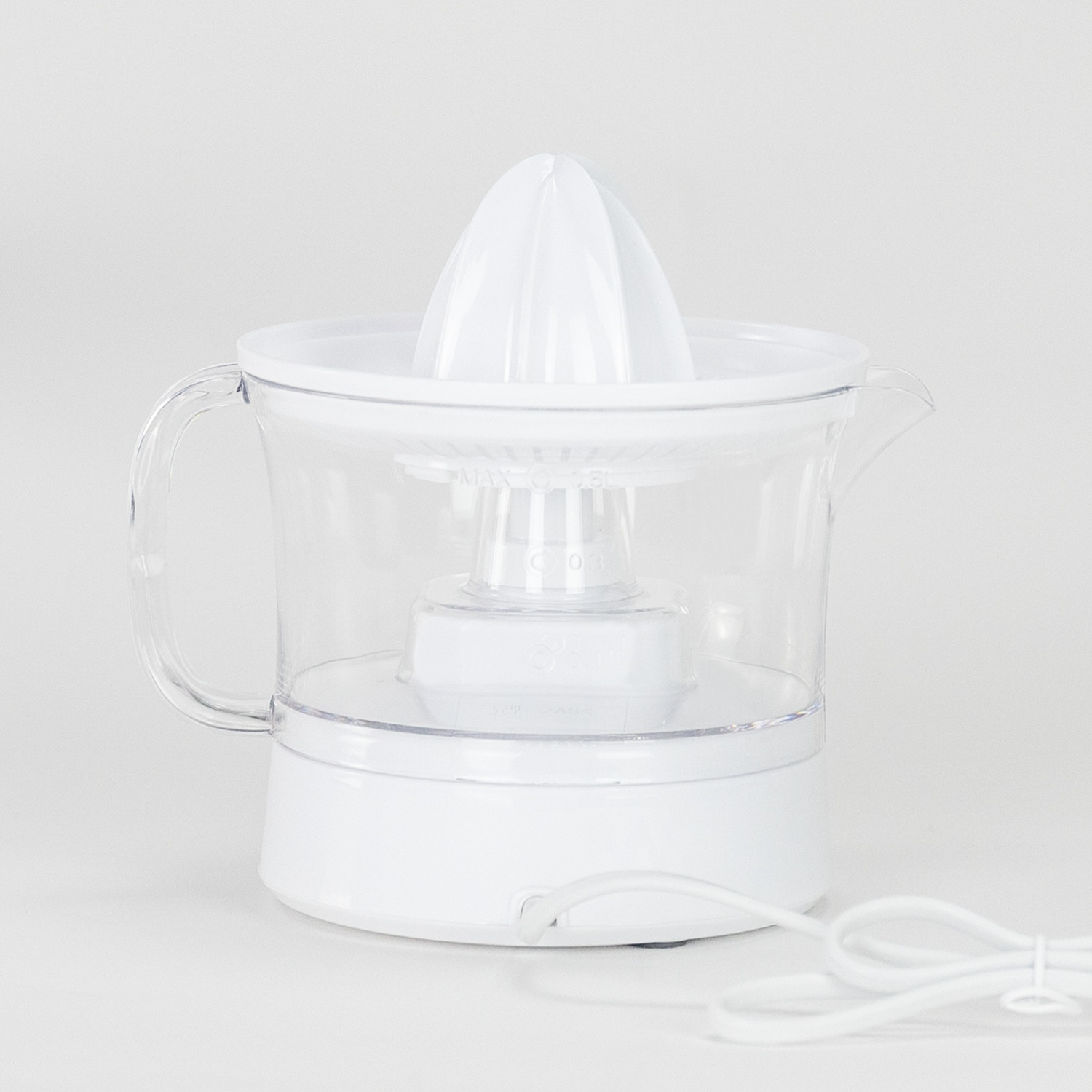 Exprimidor eléctrico blanco con recipiente transparente y base blanca.