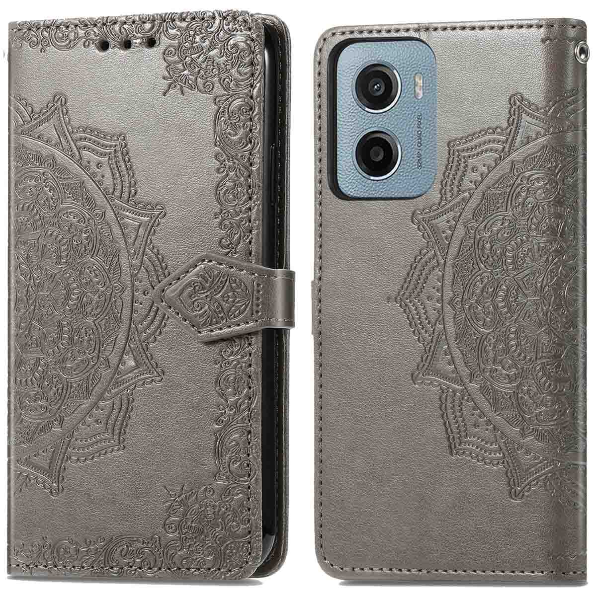 Une housse de téléphone en cuir gris est présentée. Elle présente un motif circulaire en relief et une fermeture magnétique.