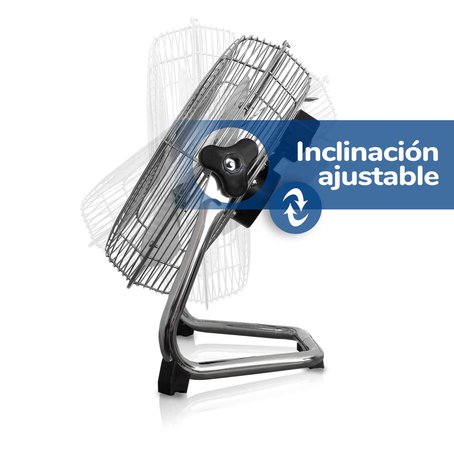 Un ventilador plateado sobre un fondo blanco, con medidas y texto. El ventilador está en ángulo. El fondo es blanco.