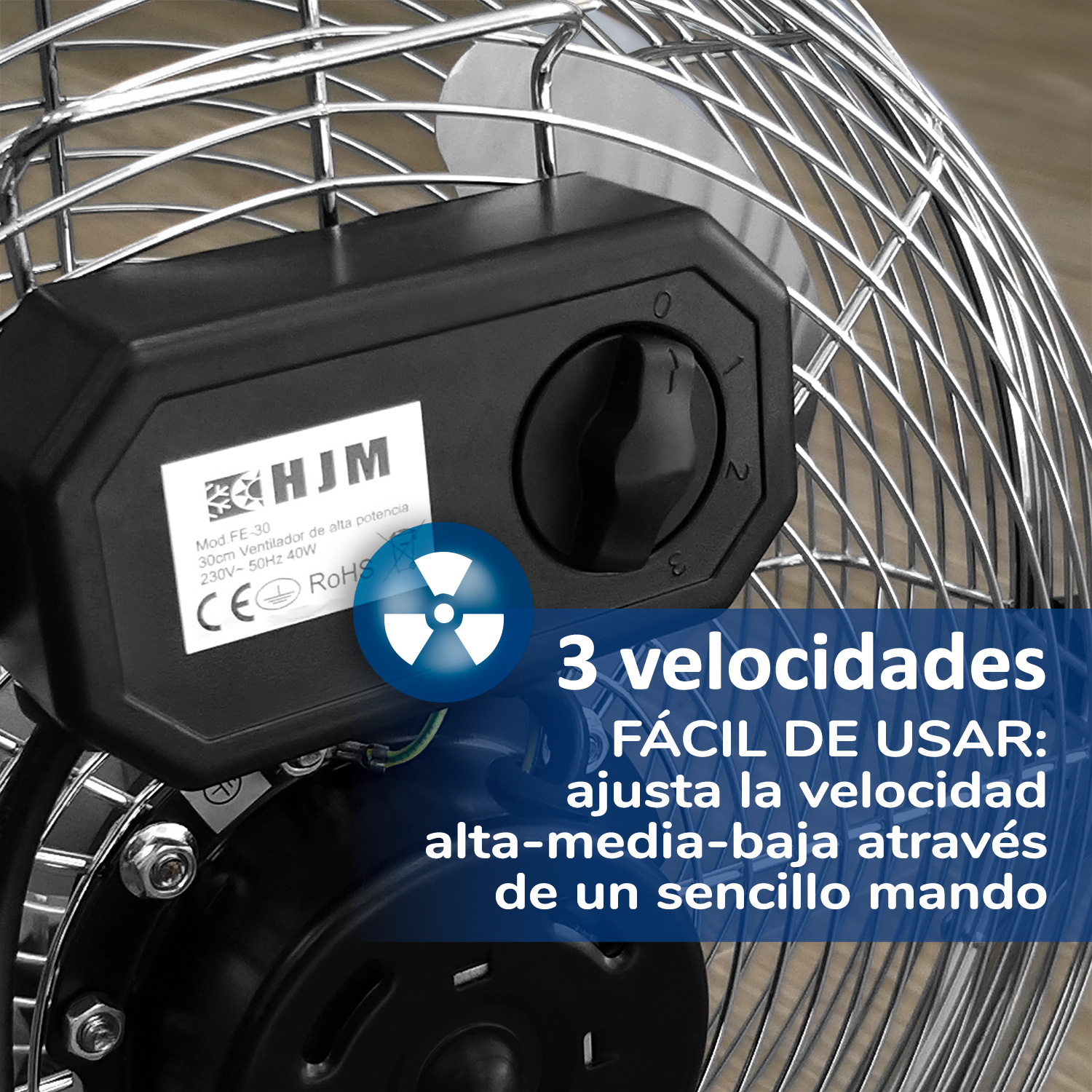 Primer plano de un ventilador con panel de control negro y rejilla metálica plateada.