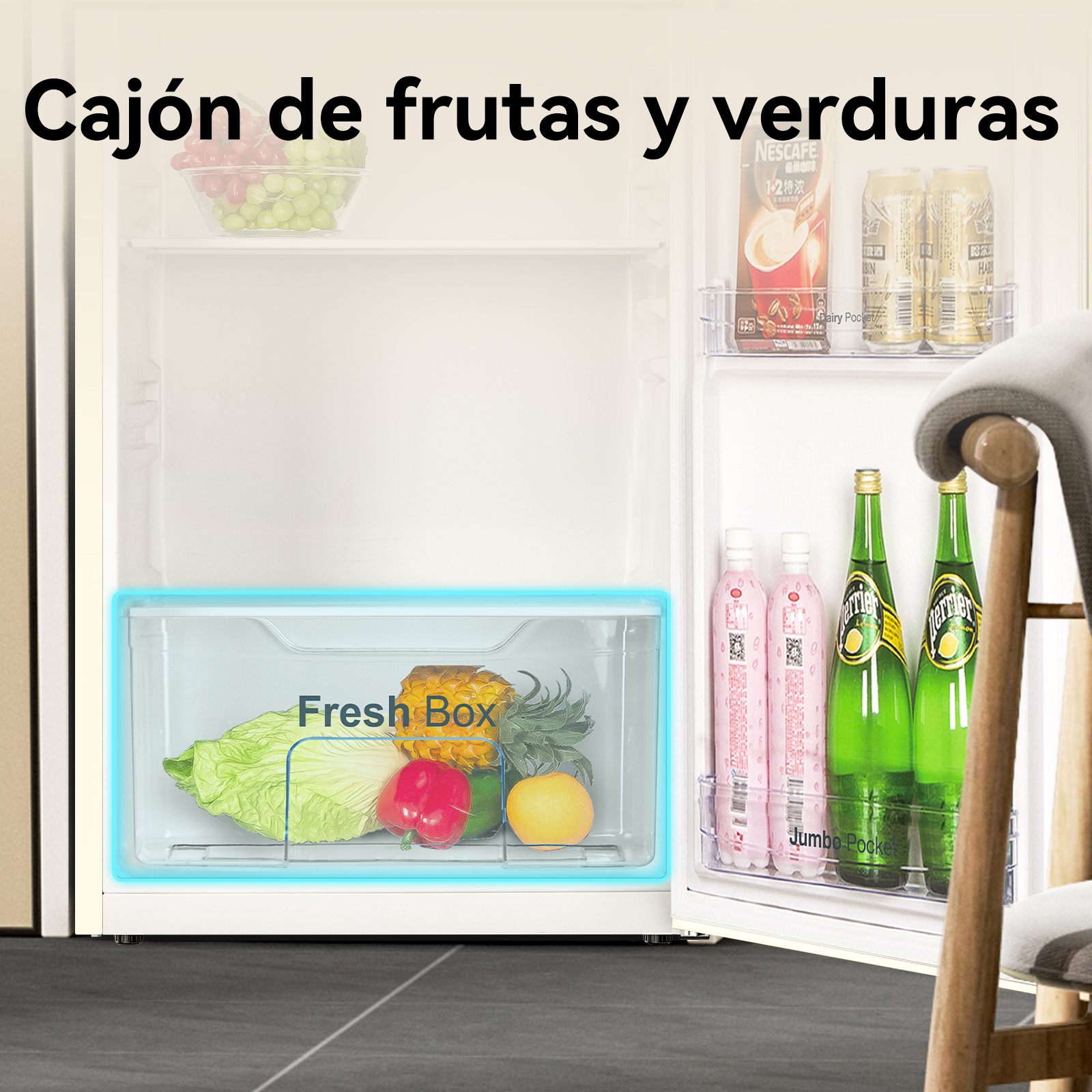 Nevera abierta con frutas, verduras y bebidas. Una silla es visible en el fondo.