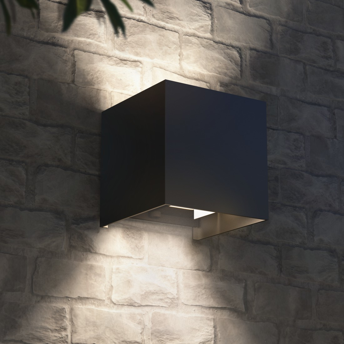 Eine schwarze quadratische Außenlampe an einer Backsteinmauer, mit weichem Licht.