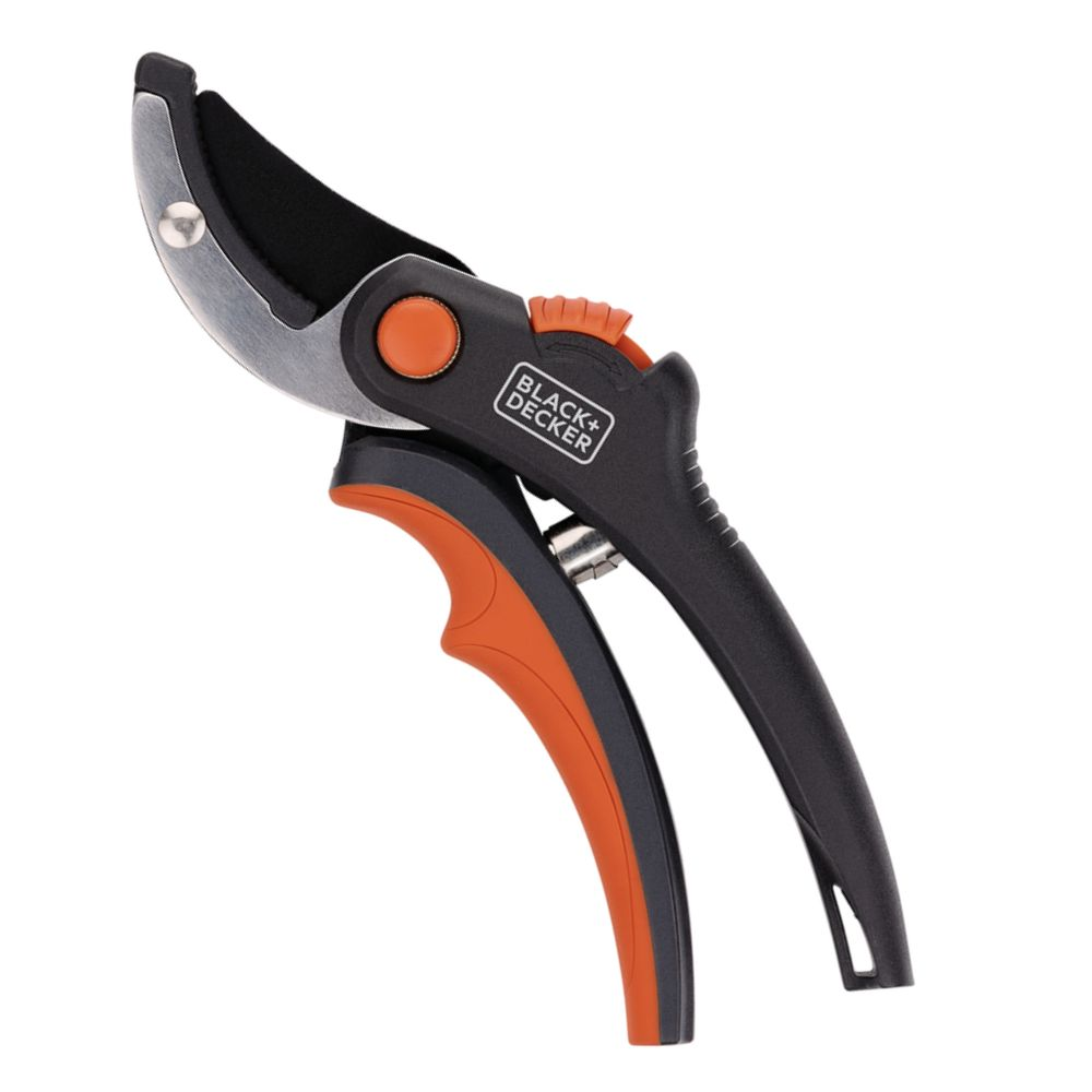 Close-up van BLACK+DECKER snoeischaar. Zwart en oranje handvat. Zilveren blad.