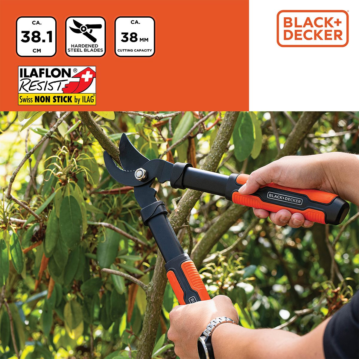 Een persoon gebruikt een snoeischaar om een tak af te knippen. De snoeischaar is van Black & Decker.