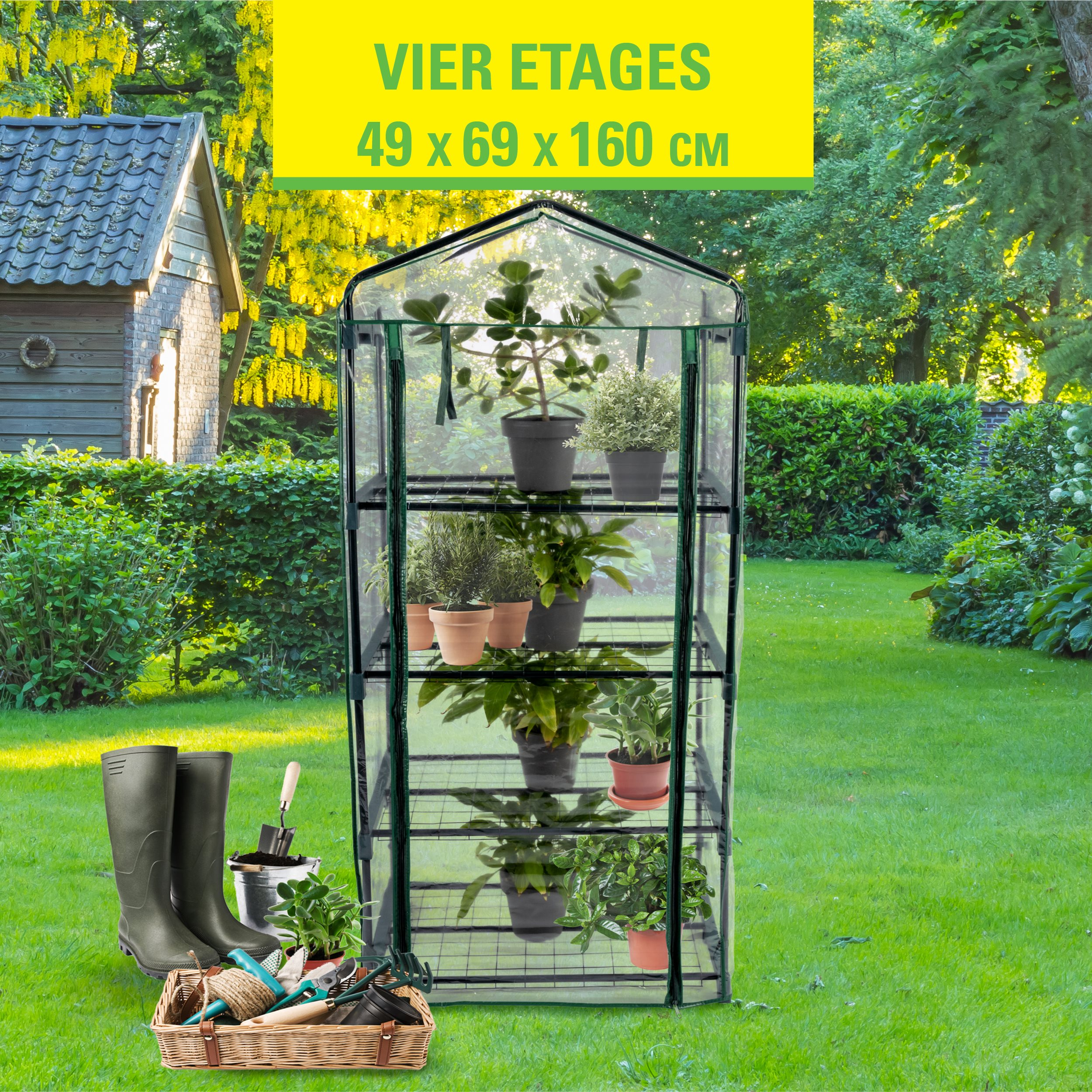 Een vierlaagse kas met planten, gereedschap en laarzen. Groen gras, bomen en een klein huis op de achtergrond.