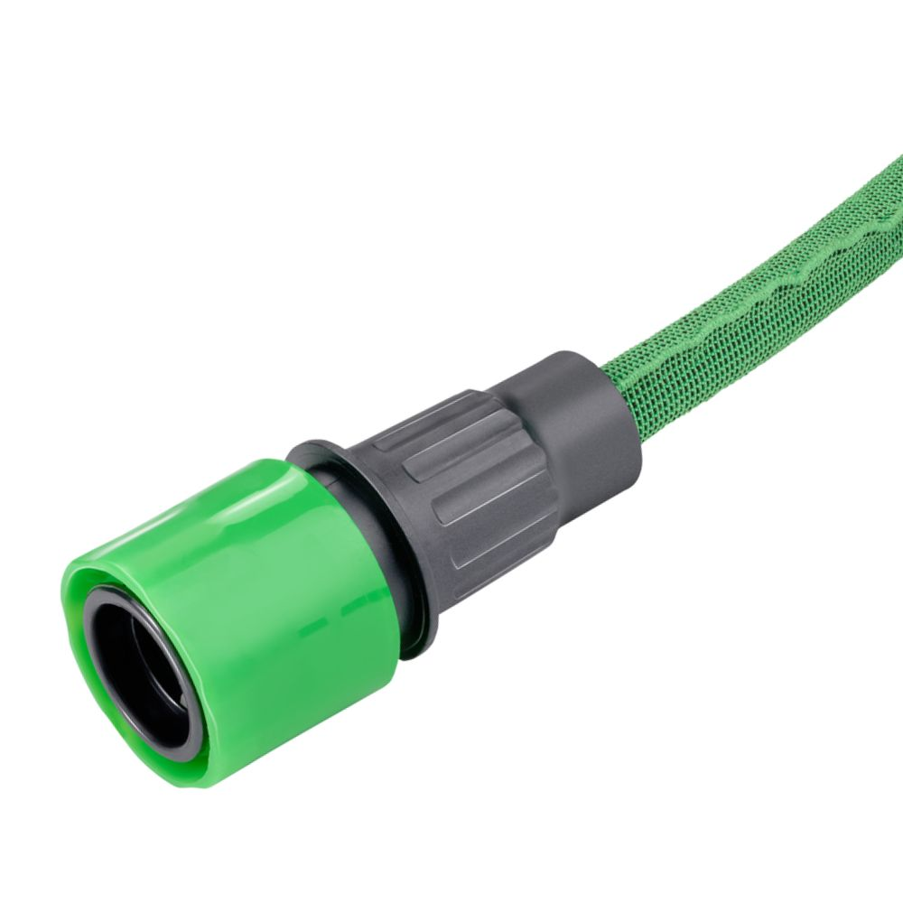 Groene slangconnector met een grijze kraag, bevestigd aan een groene slang. Close-up, witte achtergrond.