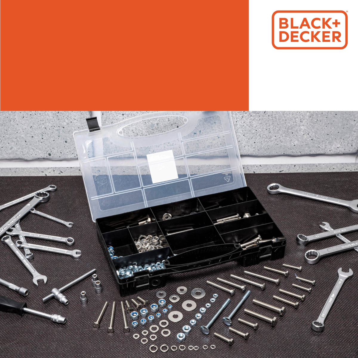 Black+Decker organizer met gereedschap en onderdelen. Sleutels, schroeven, bouten en andere hardware.