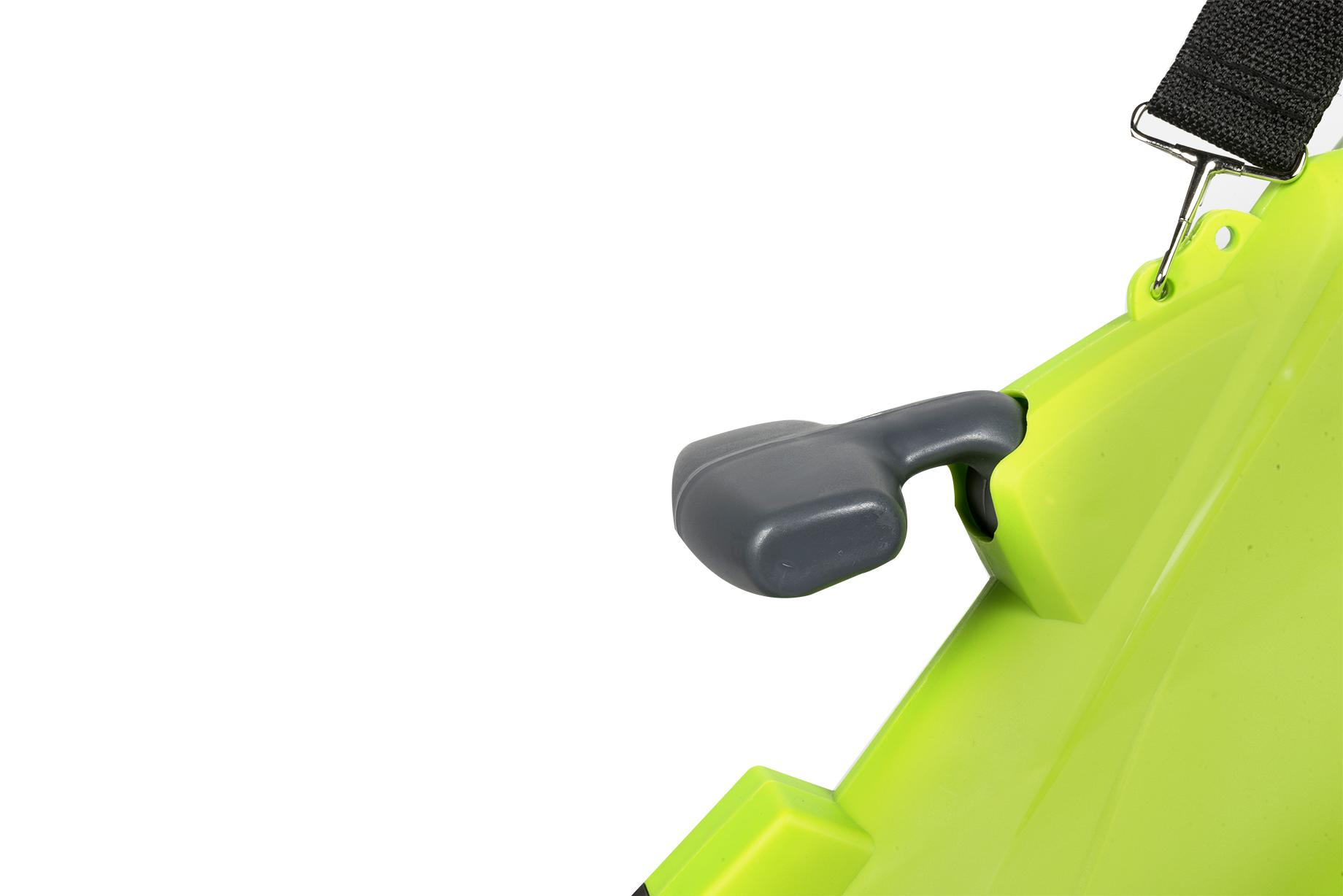 Een gedeelte van een groene tuinspuit met een grijze handgreep op een witte achtergrond.