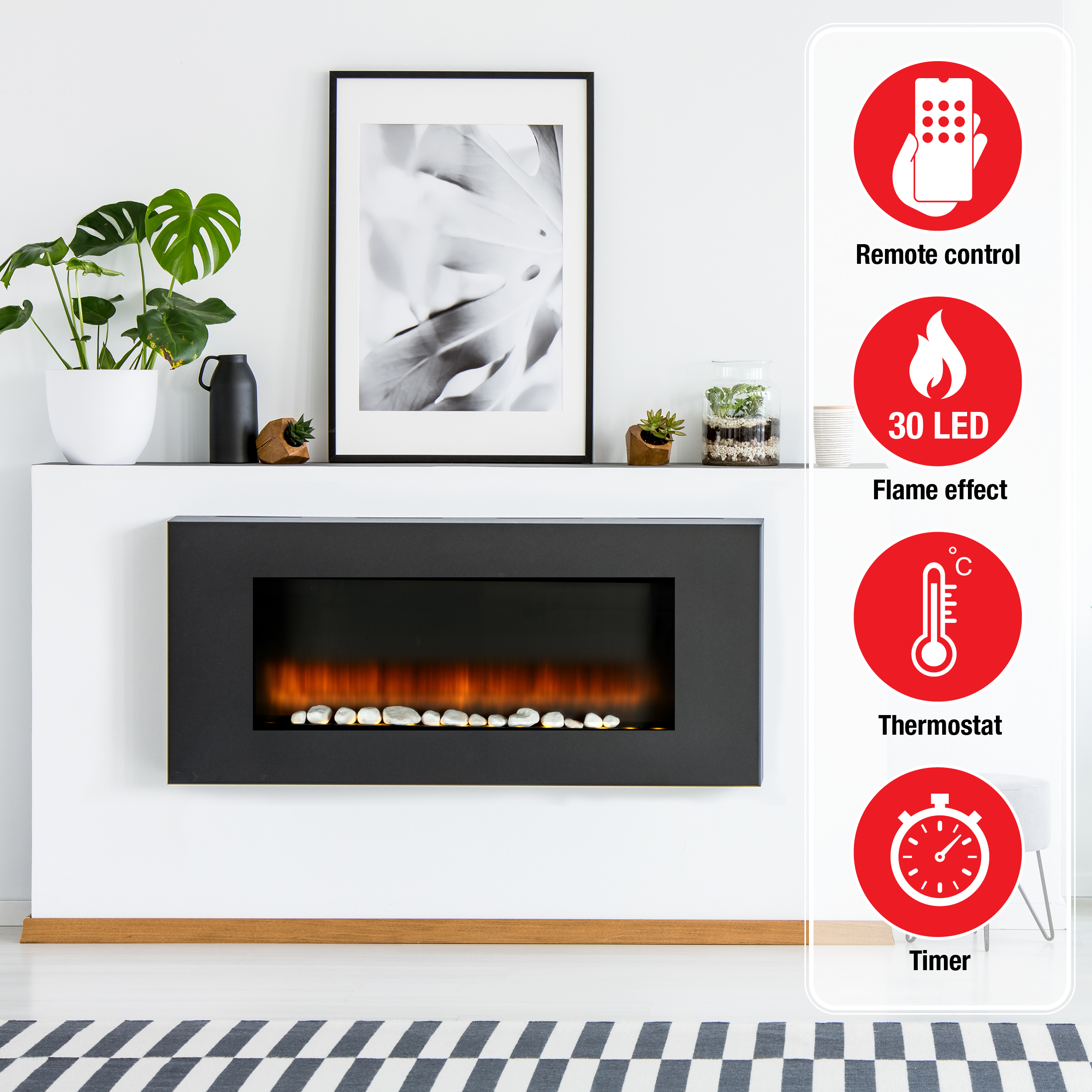 Een moderne elektrische haard tegen een witte muur met decoratie en een zwart-wit vloerkleed.