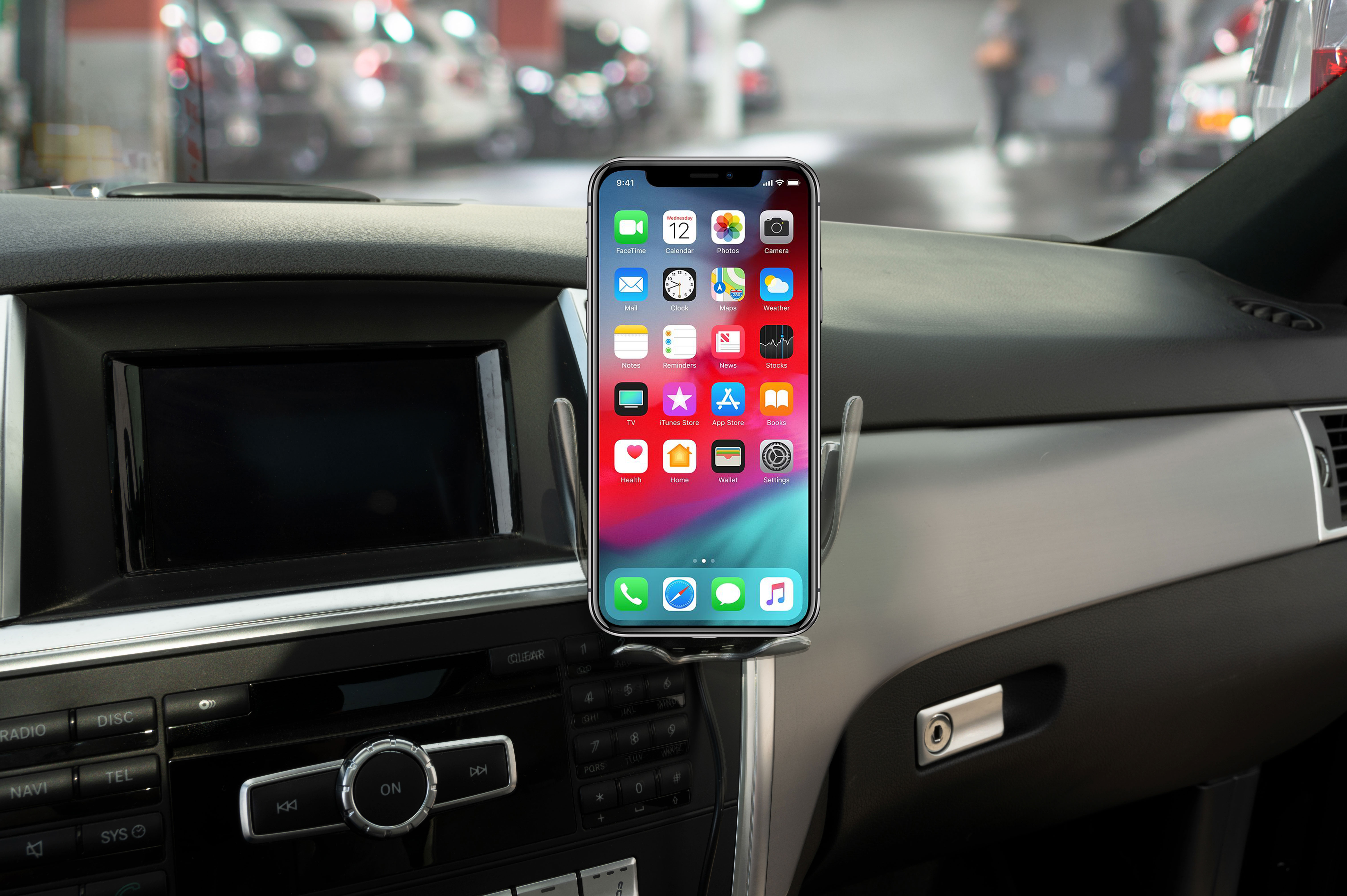 Smartphone in autohouder. Dashboard zichtbaar. Auto-interieur op de achtergrond.