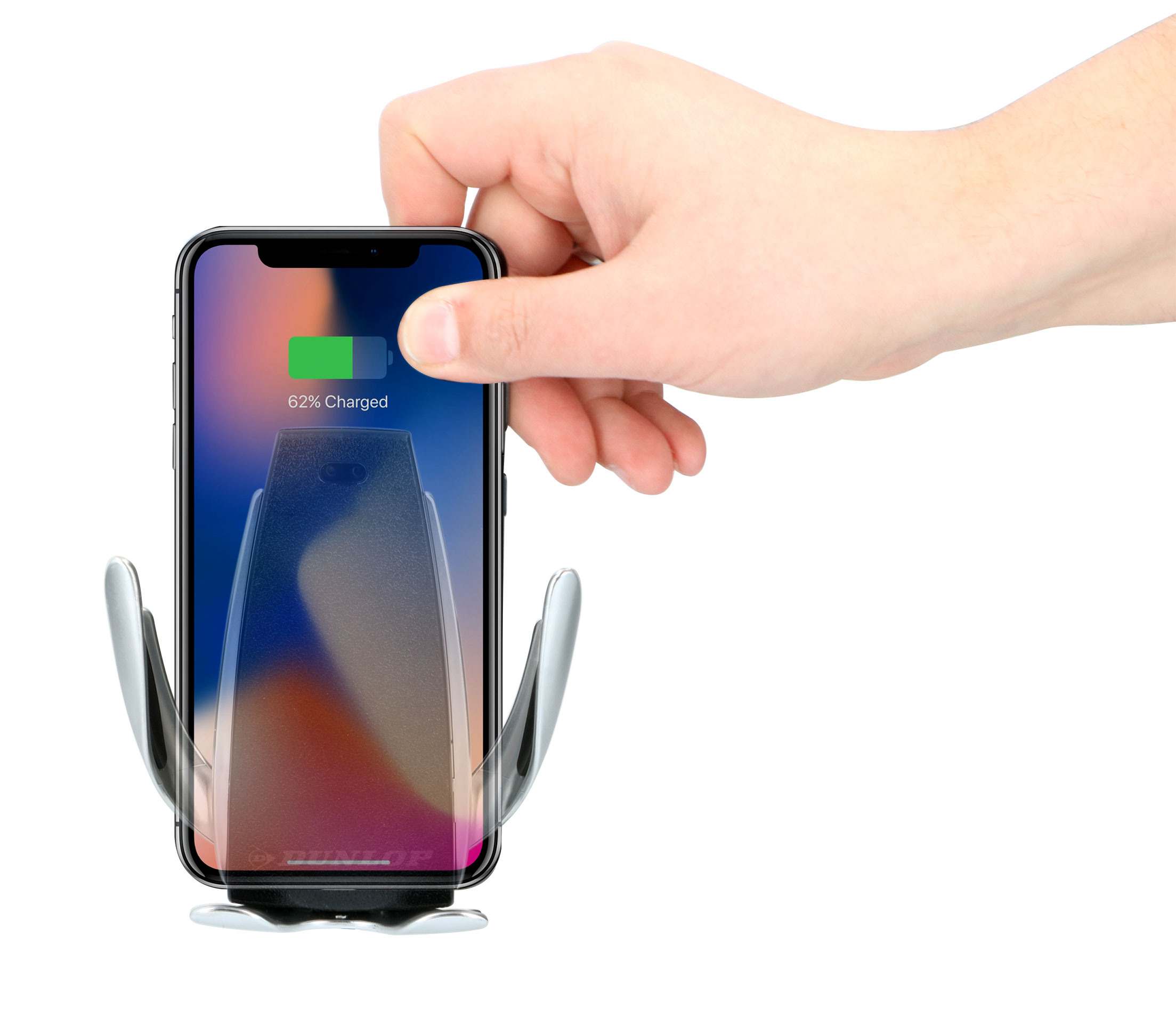 Een hand die een telefoon vasthoudt in een zwart-zilveren autotelefoonhouder.