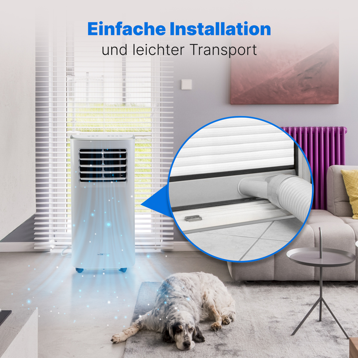 Weißes tragbares Klimagerät mit einem Hund, der auf einem Teppich in der Nähe eines Fensters liegt.