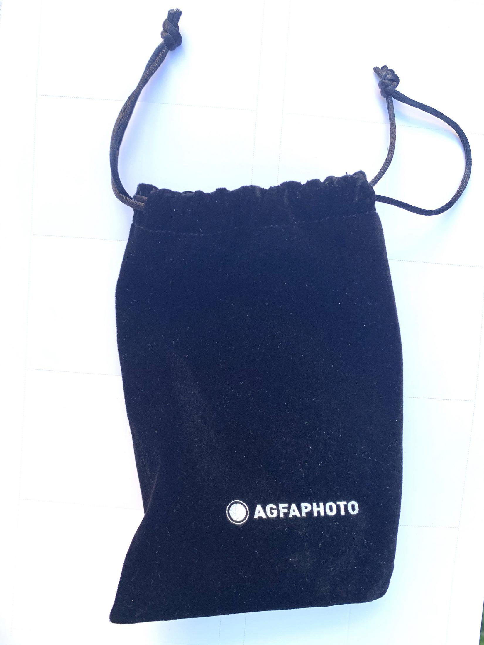 Czarny aksamitny woreczek ze sznurkiem. Na woreczku znajduje się logo AgfaPhoto.
