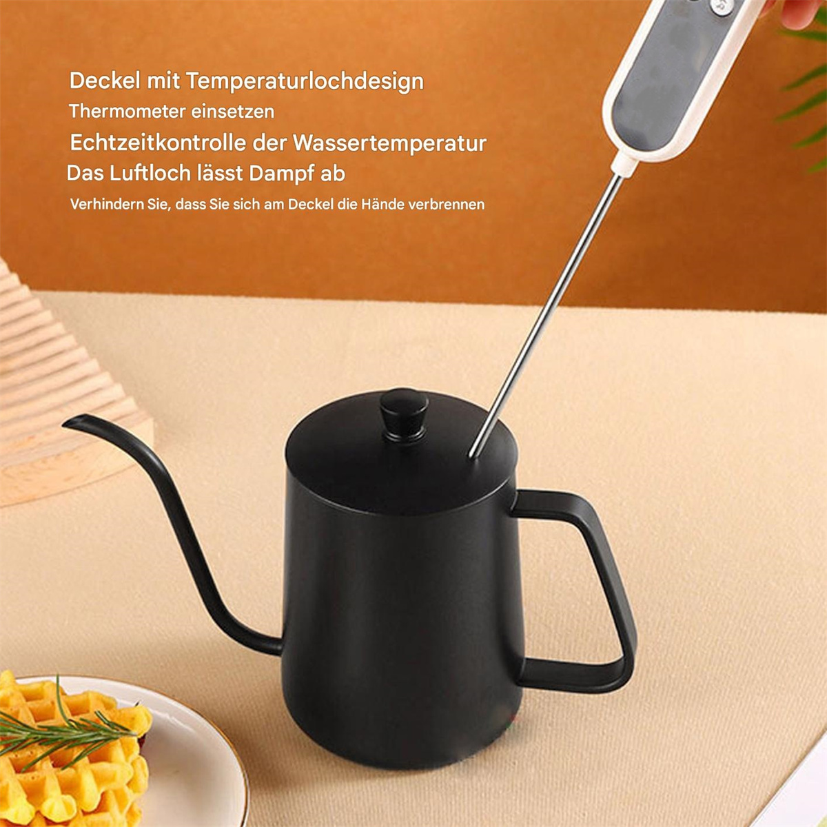 Schwarzer Schwanenhalskessel mit eingesetztem Thermometer. Eine Hand hält das Thermometer.