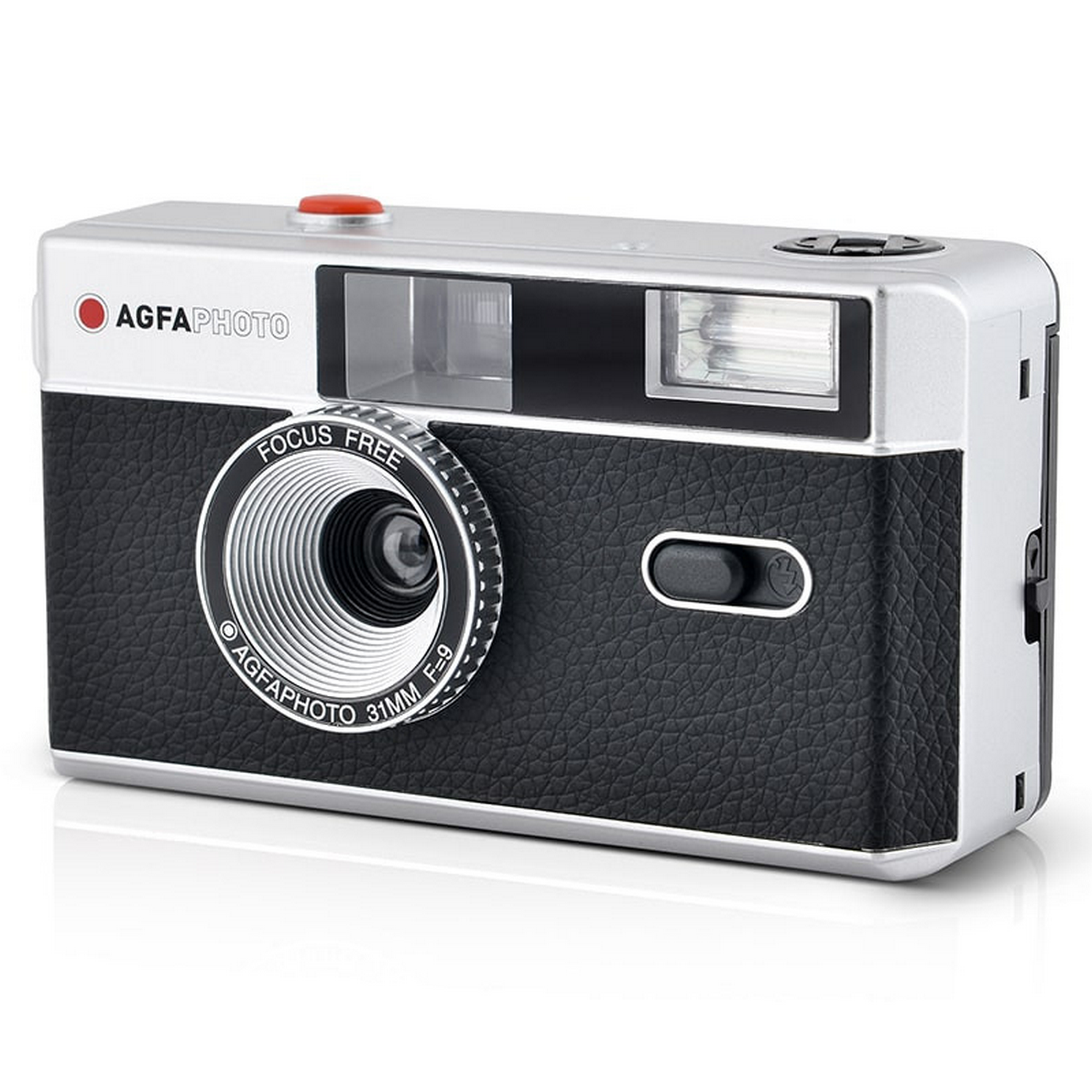 Cámara retro plateada y negra con botón rojo, lente, flash y el nombre de la marca AgfaPhoto.