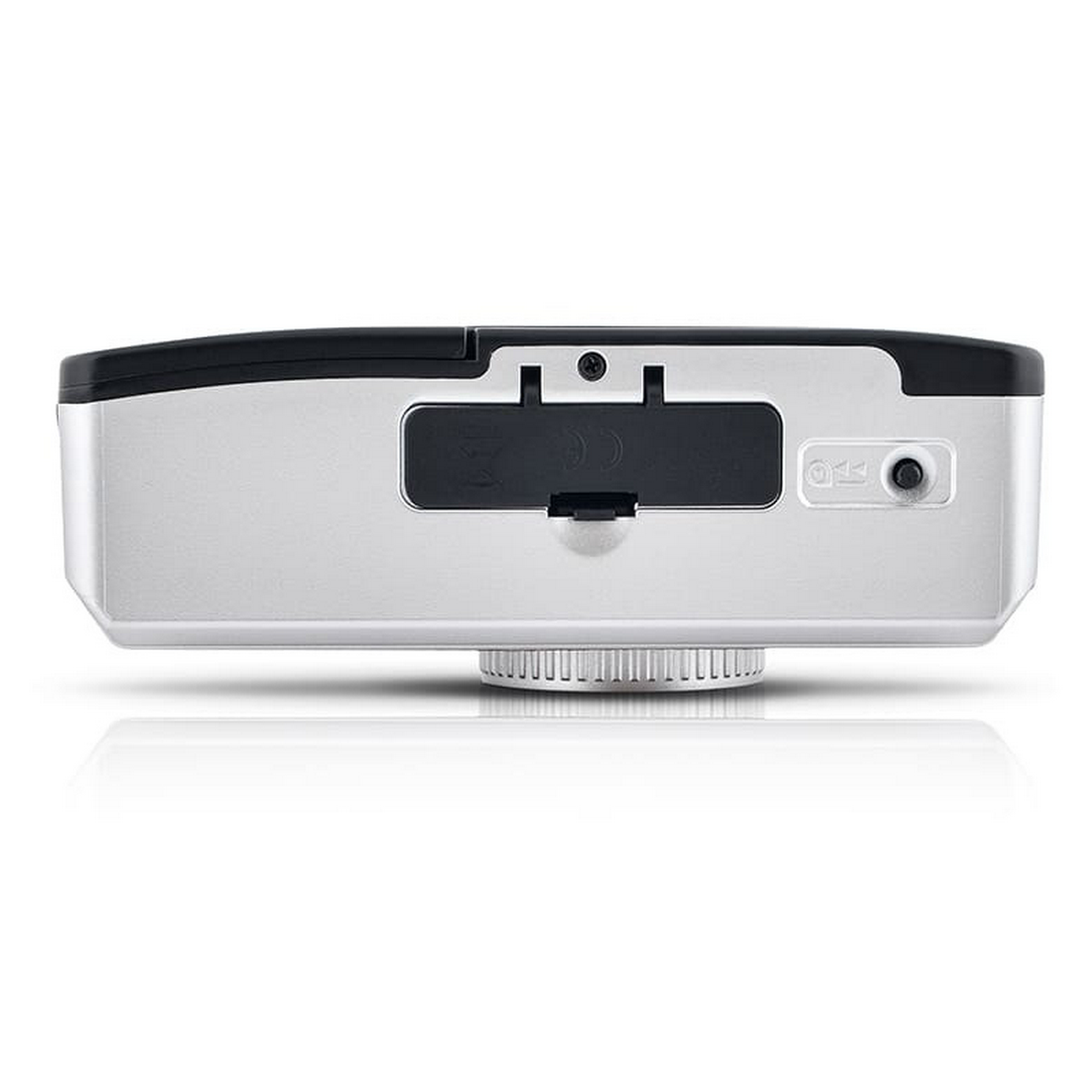 Srebrne urządzenie z czarną górą i gniazdem. Tył ma gniazdo, przycisk i błyszczącą powierzchnię.