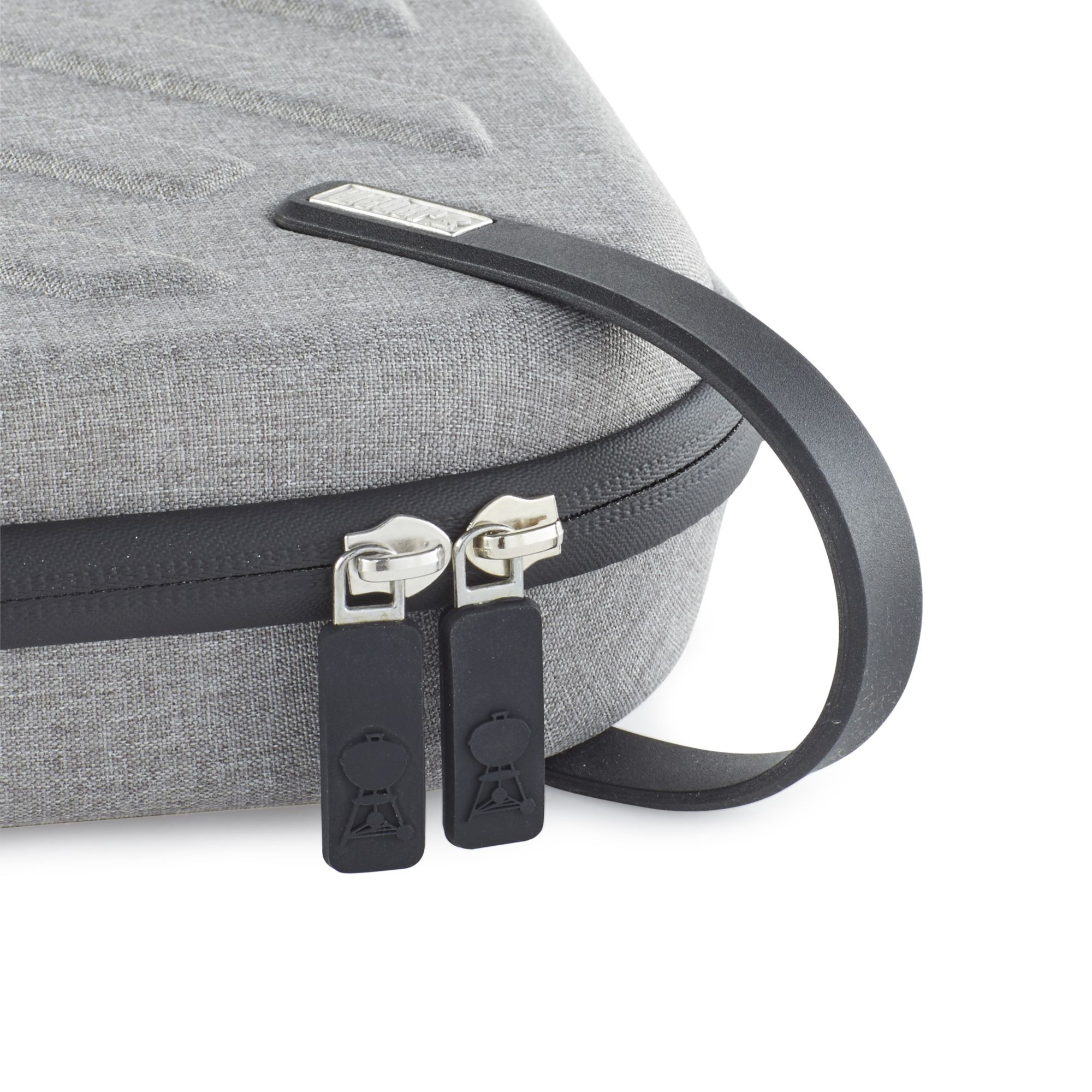 Zbliżenie szarej walizki z czarnym uchwytem i dwoma zamkami błyskawicznymi.