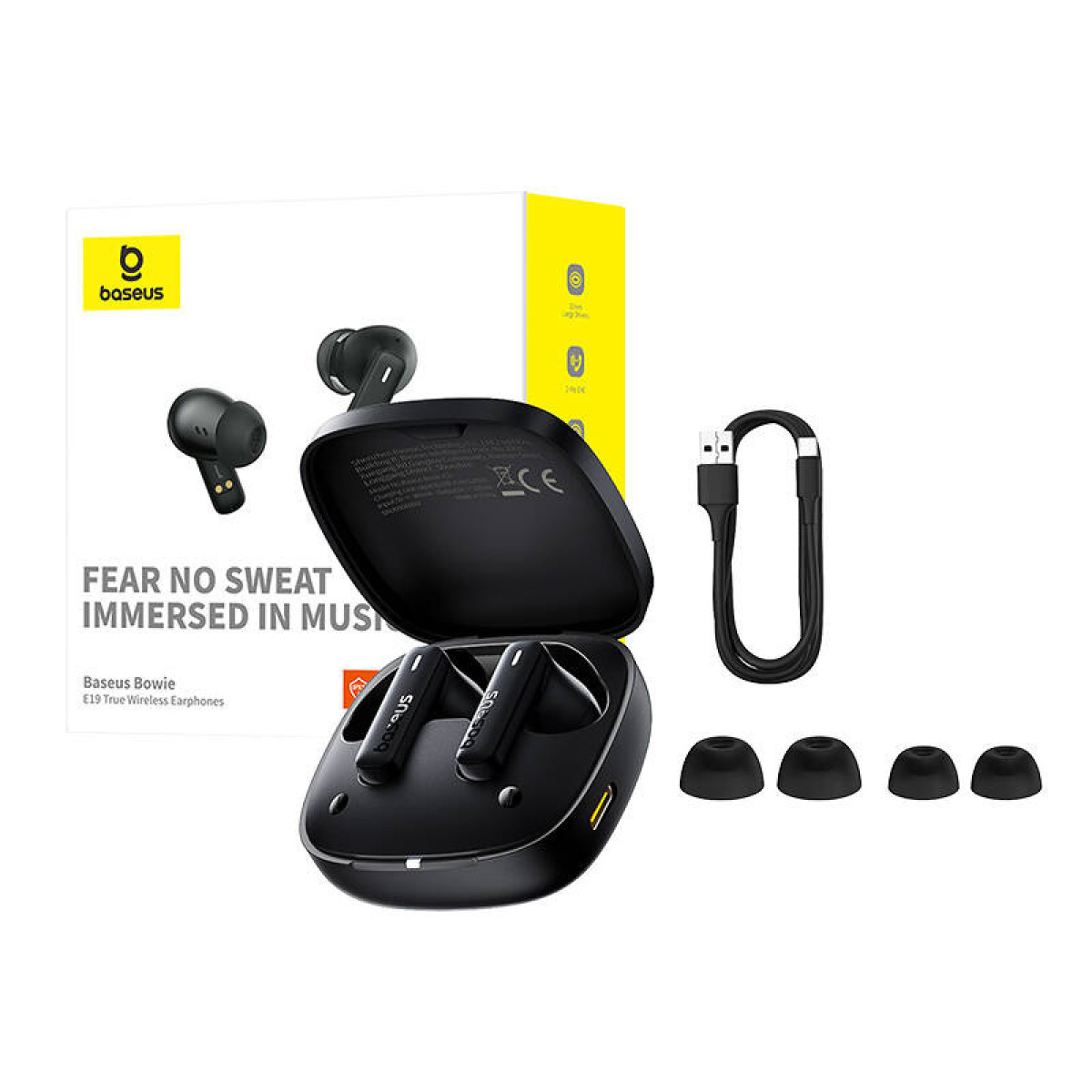 Ohrhörer in einem Ladeetui, mit Zubehör und Verpackung. Text sagt: 'FEAR NO SWEAT IMMERSED IN MUSIC'.