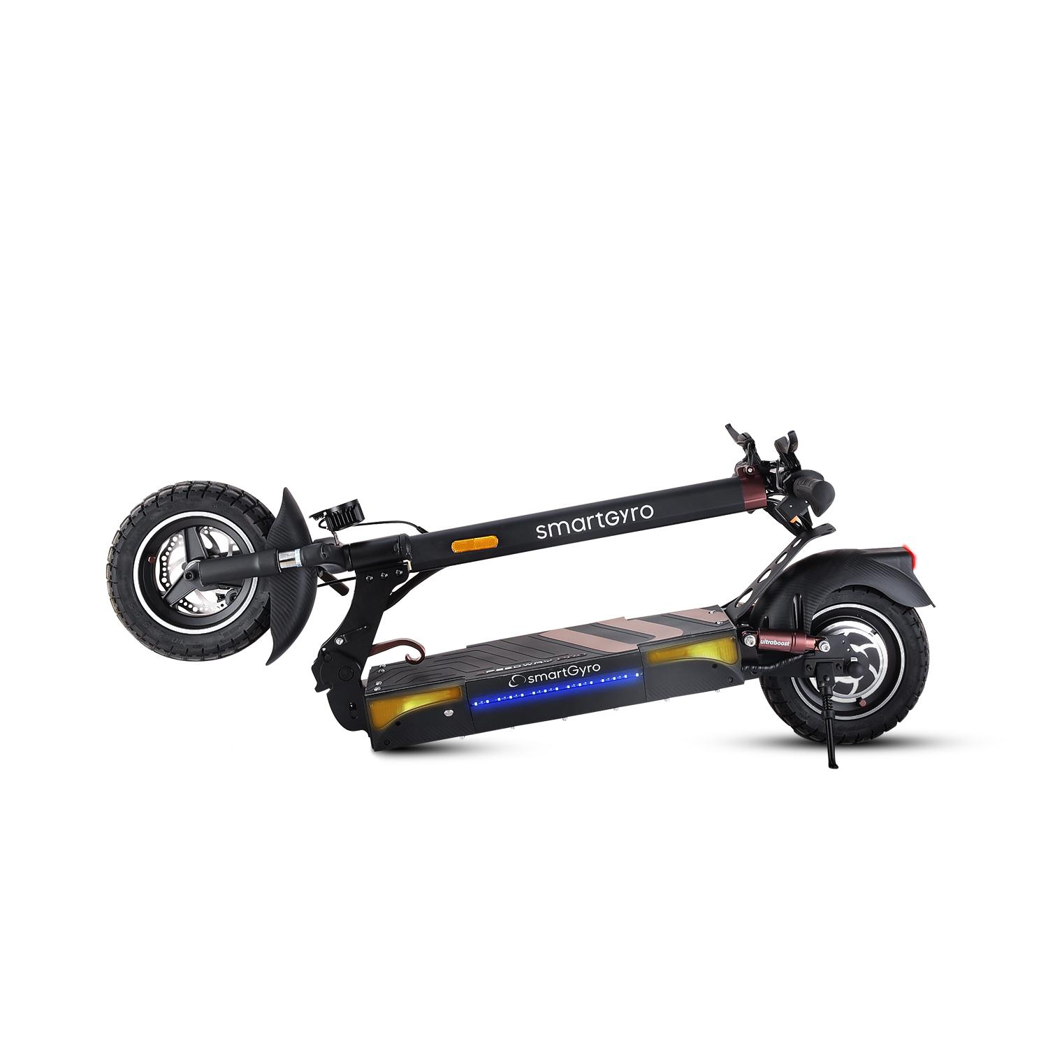 Un patinete eléctrico negro y amarillo sobre fondo blanco. Tiene el texto smartgyro.