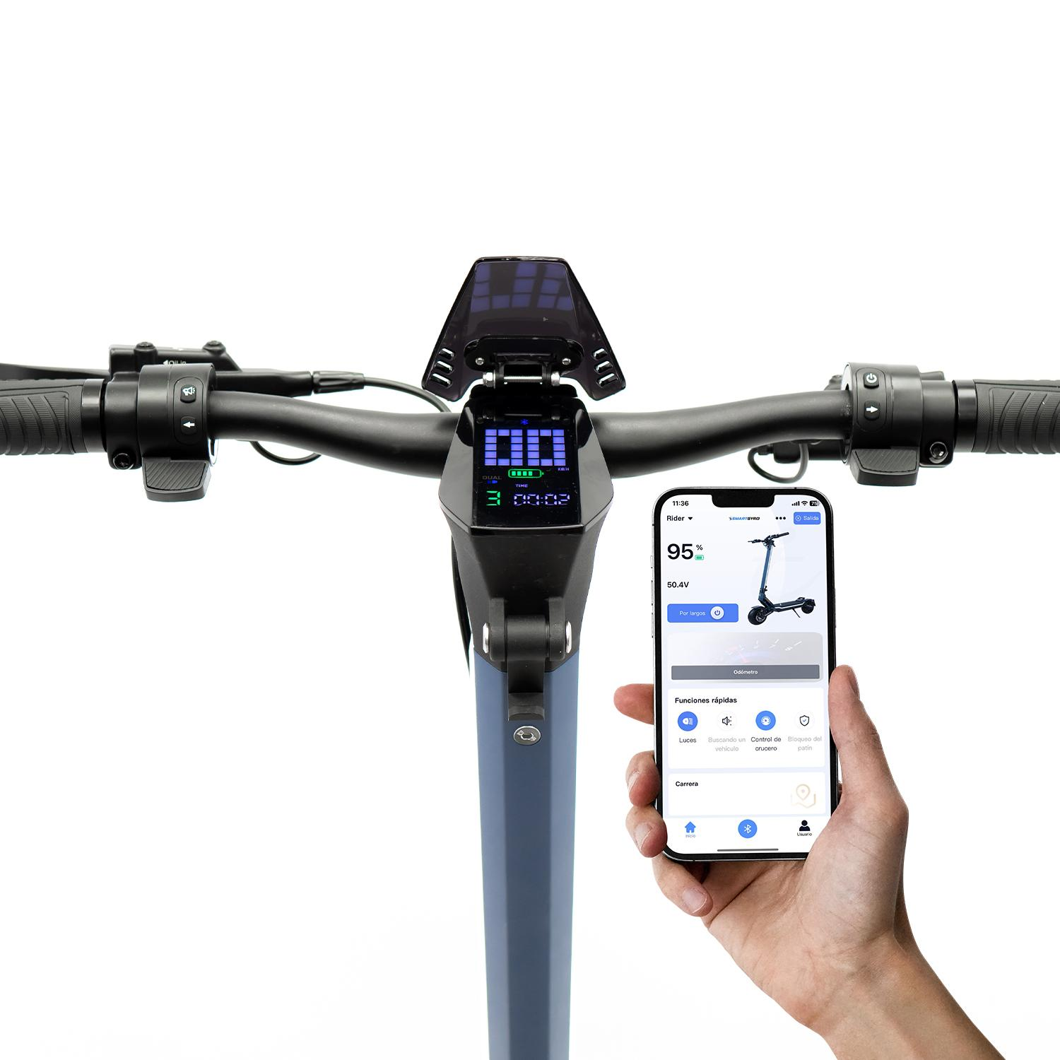 Manillar de patinete eléctrico con pantalla, teléfono con app. Fondo blanco.