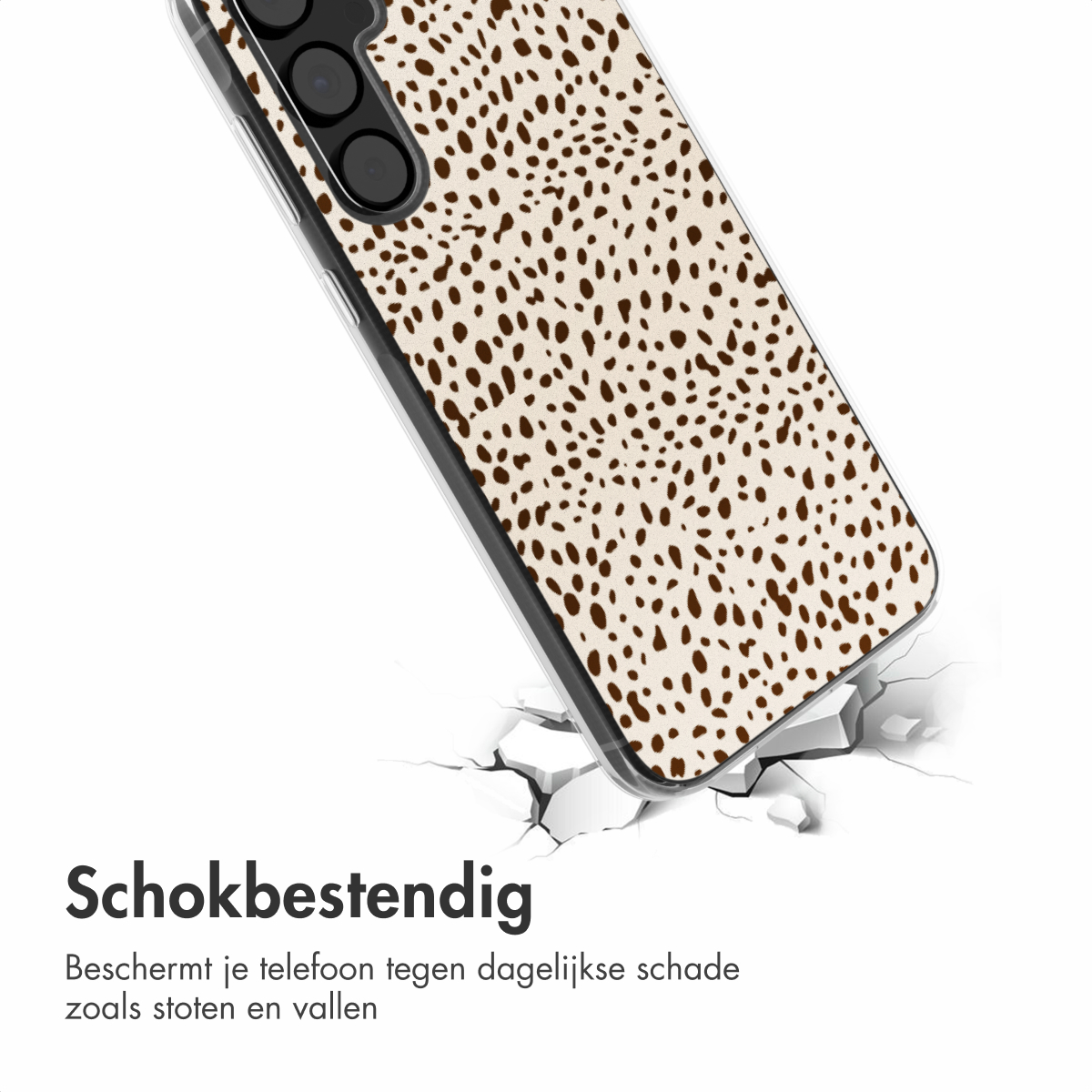 Close-up van een telefoonhoesje met bruine vlekken op een witte achtergrond, gebarsten grond.