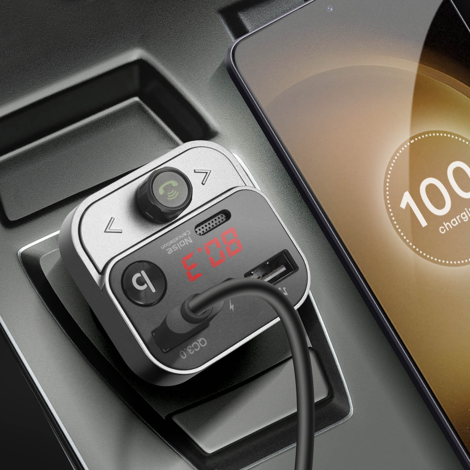 Un accessorio per auto con display digitale che mostra 80,8. L'accessorio è nero e argento.