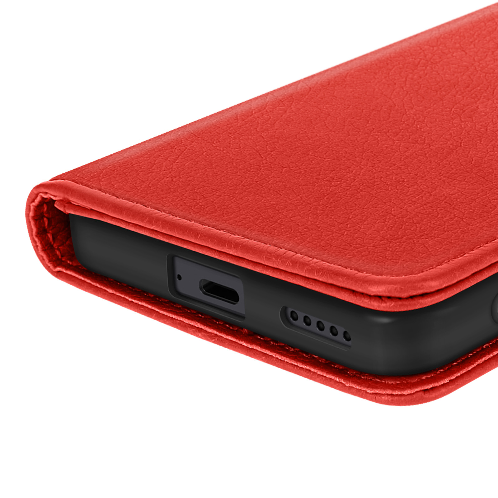 Primo piano di una custodia rossa per telefono con interno nero, che rivela la porta di ricarica e i fori degli altoparlanti.