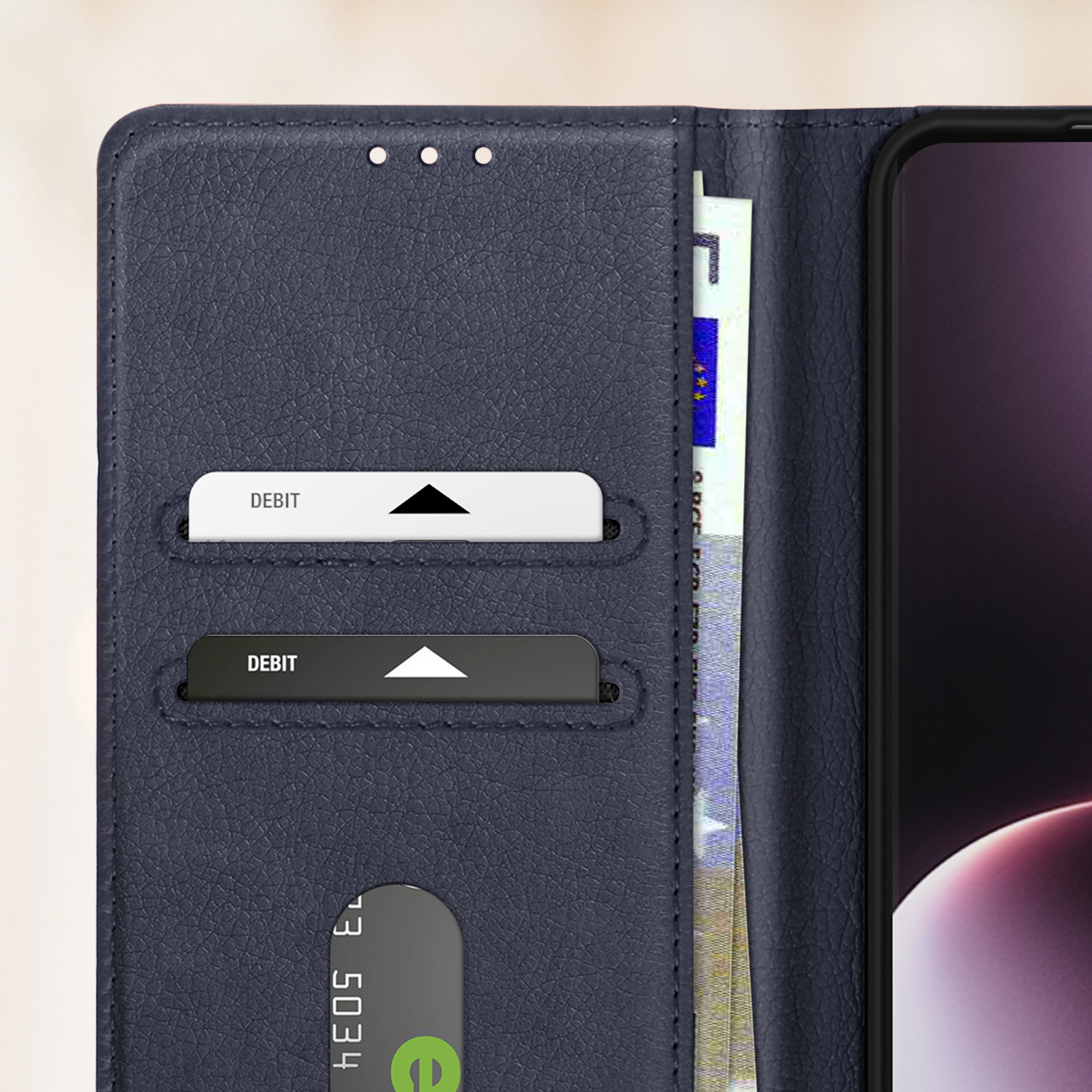 Eine dunkelblaue Telefon-Geldbörsenhülle ist geöffnet. Sie enthält Karten und Geld.