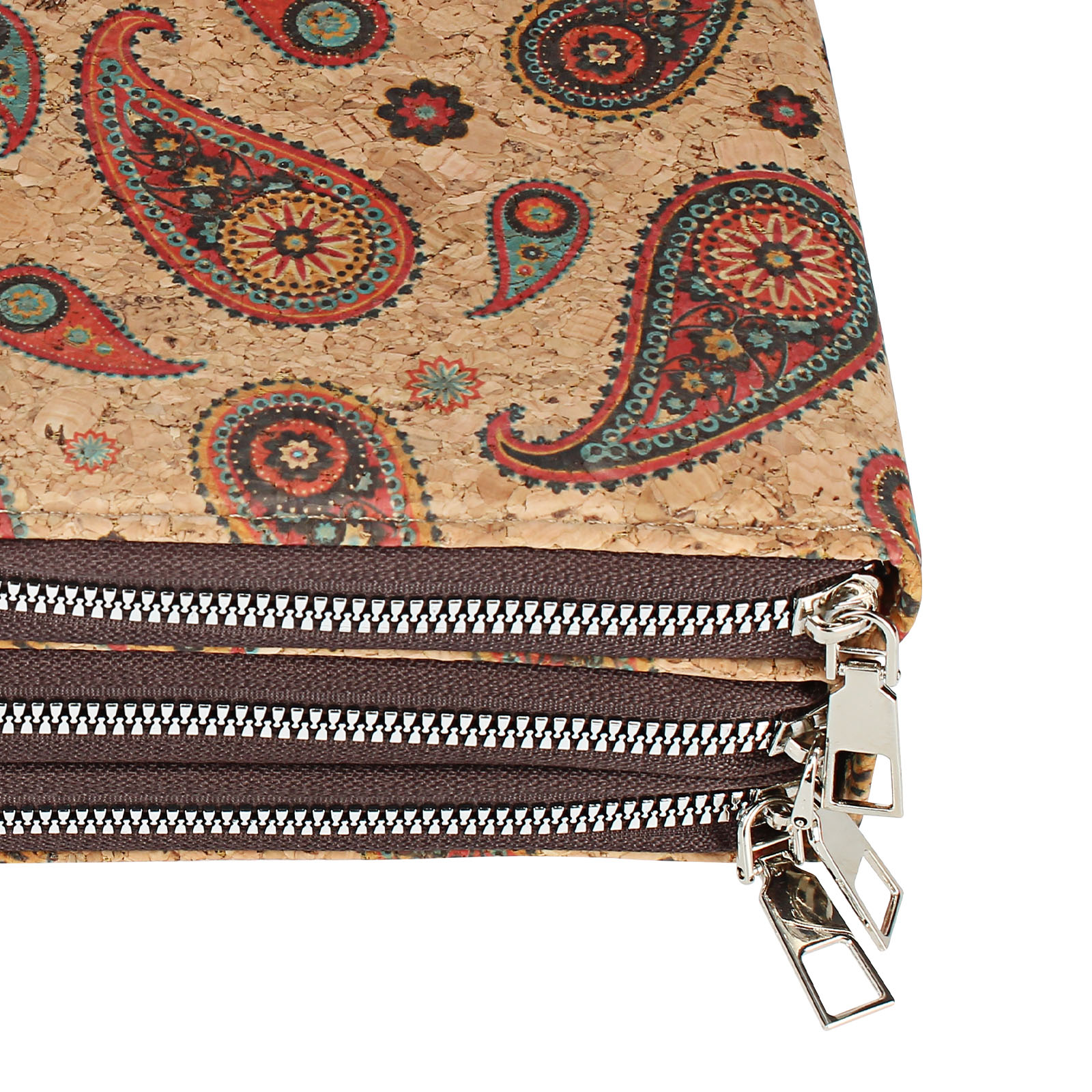 Nahaufnahme einer Geldbörse mit Paisley-Muster. Es hat mehrere Reißverschlüsse und eine braune Farbe.