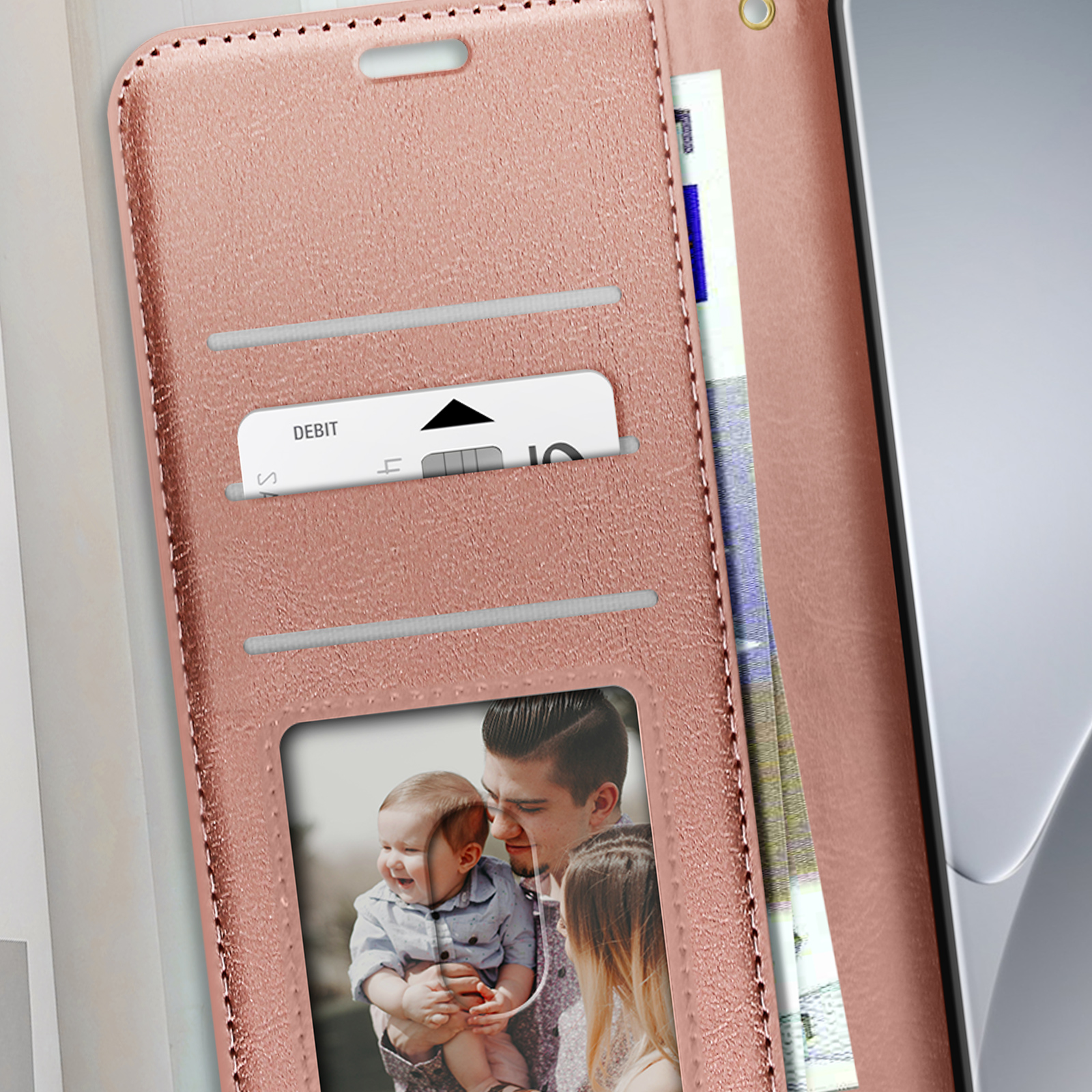 Custodia per telefono rosa con carta e foto di famiglia.
