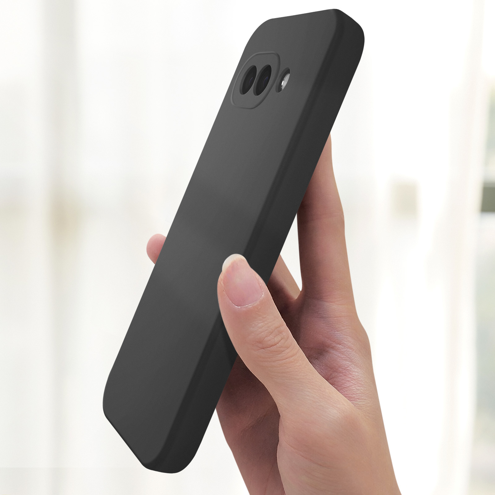 Custodia per telefono nera tenuta in mano. La custodia è lunga ed elegante, con due fori per la fotocamera.