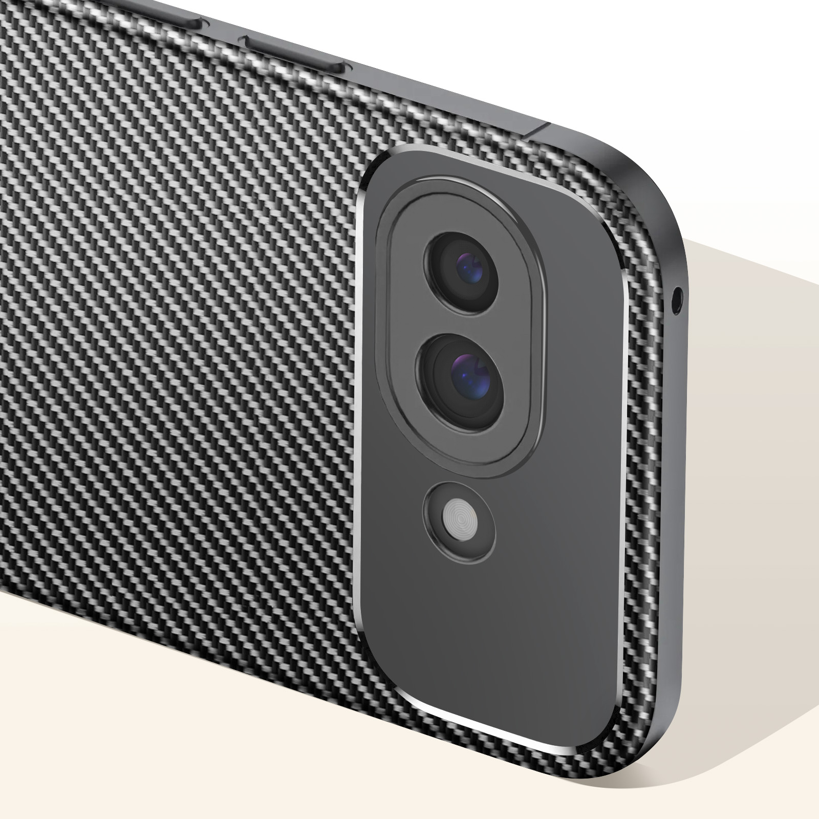 Primo piano di un telefono. Il retro ha un motivo in fibra di carbonio con un modulo fotocamera.