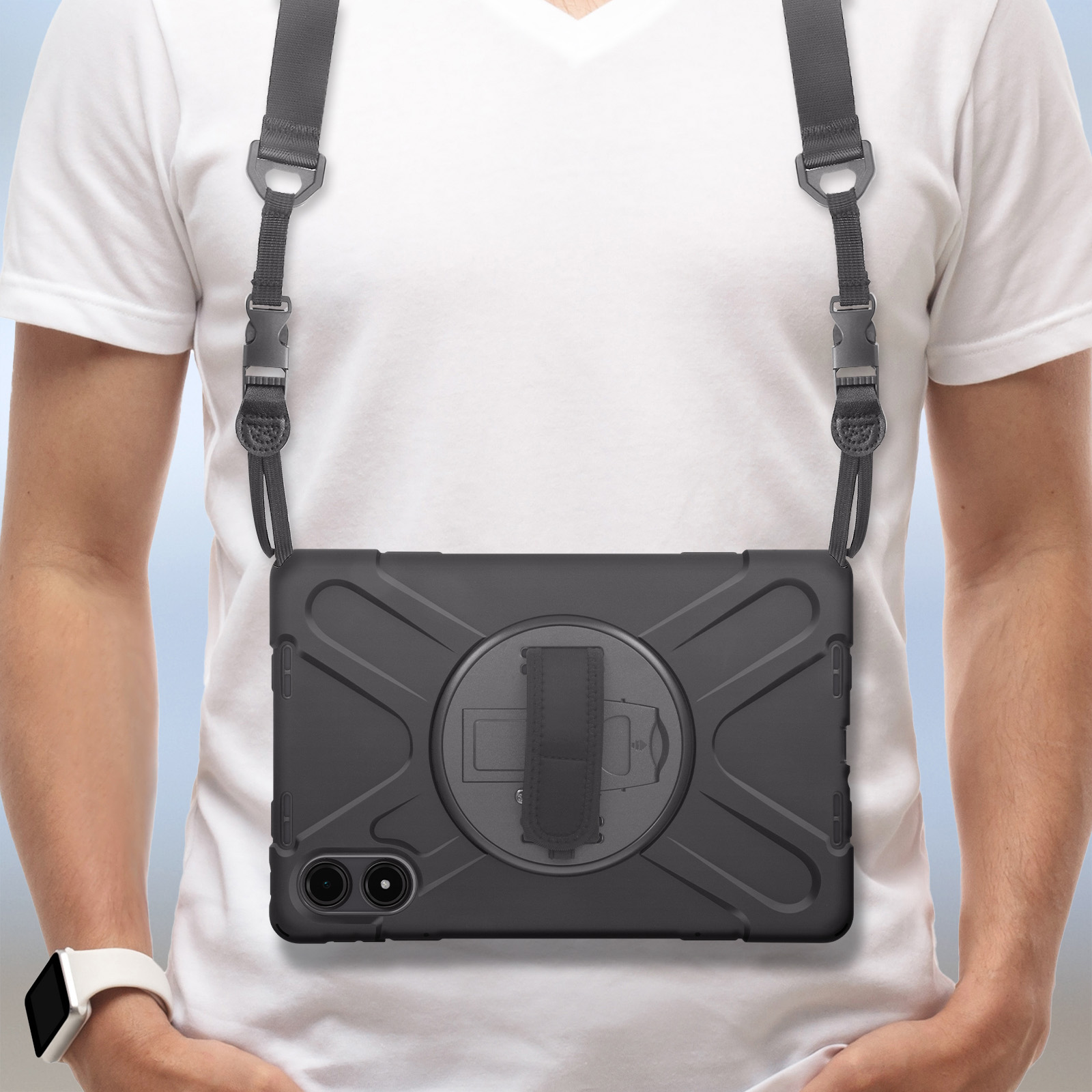 Person trägt eine schwarze Tablettasche mit Trageriemen. Die Tasche hat eine Drehfunktion.