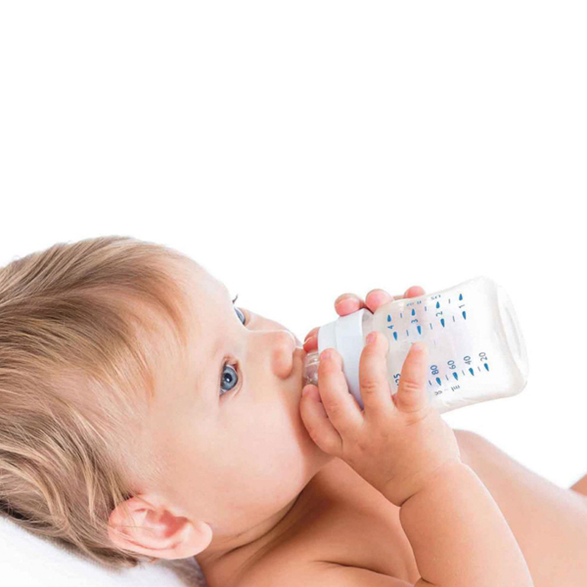 Bambino che beve da un biberon. La bottiglia ha segni di misurazione.