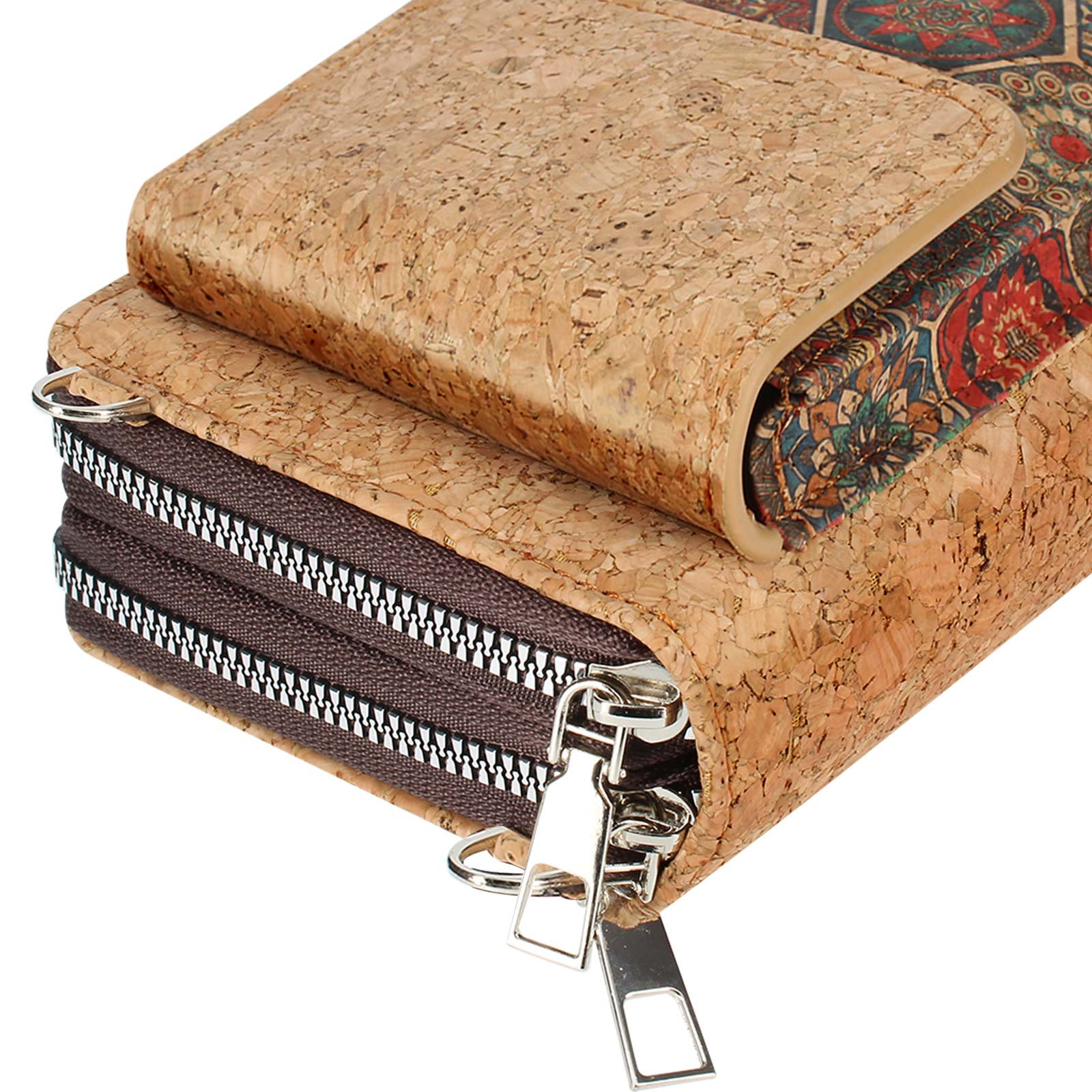 Nahaufnahme einer Crossbody-Telefontasche mit zwei Reißverschlüssen und einer Klappe aus Korkmaterial.