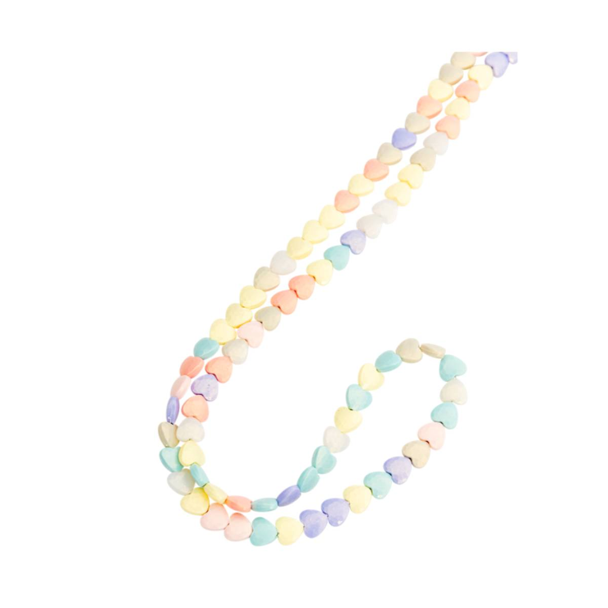Una collana di caramelle a forma di cuore in colori pastello. Le caramelle sono infilate.
