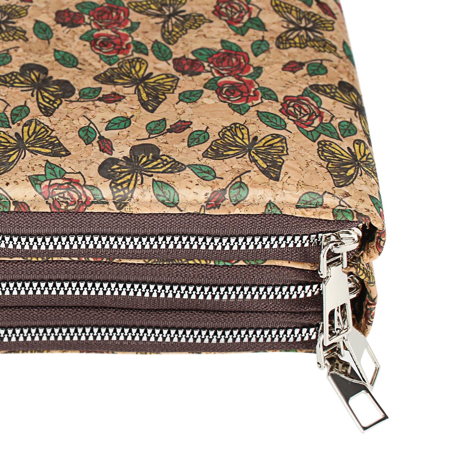 Nahaufnahme einer Korkbrieftasche mit Blumen- und Schmetterlingsdesign. Reißverschlüsse sind unten sichtbar.
