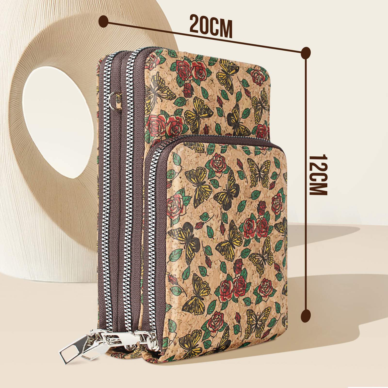 Eine Korkbrieftasche mit floralem Design wird gezeigt. Abmessungen sind angegeben, 20 cm x 12 cm.