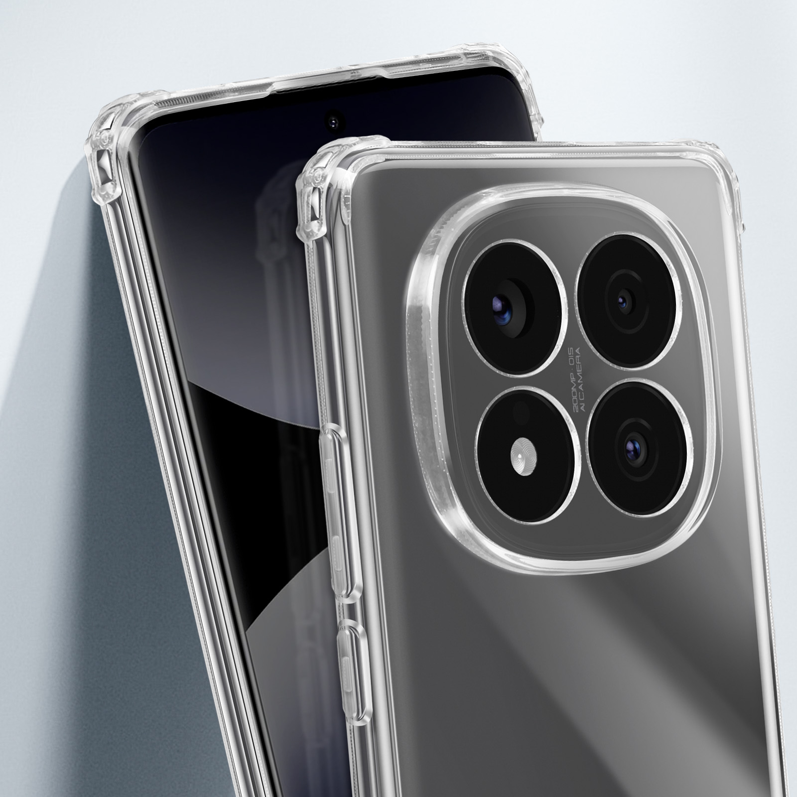 Vista ravvicinata di due custodie trasparenti per telefono. La parte posteriore di un telefono è visibile con più fotocamere.