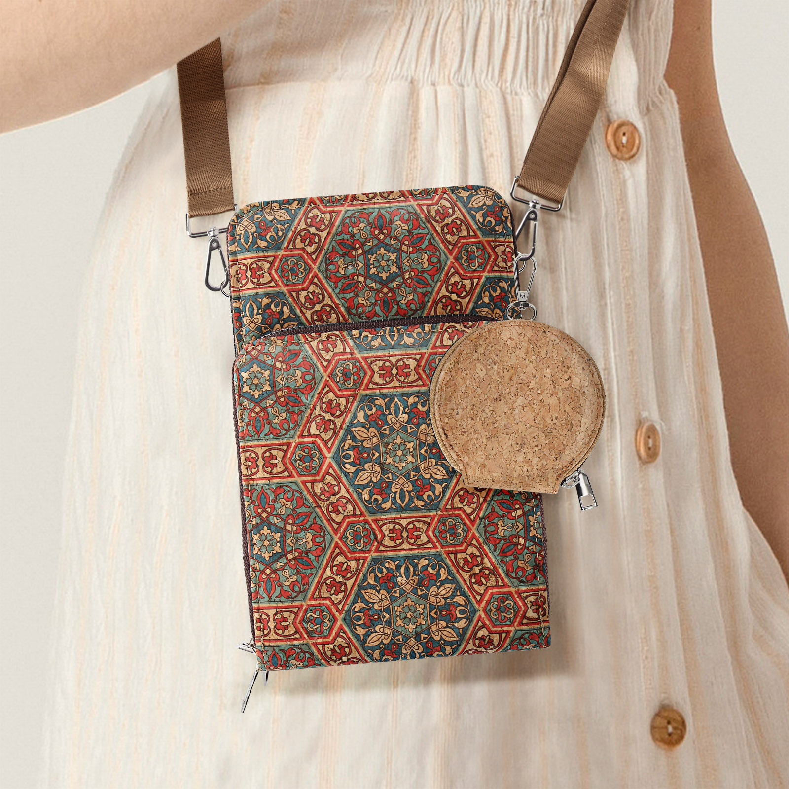 Eine Frau trägt eine gemusterte Tasche mit einer runden Geldbörse.