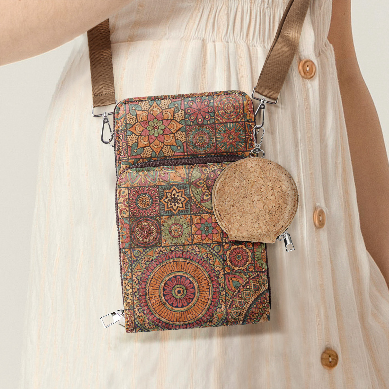 Eine gemusterte Umhängetasche mit einer runden Geldbörse. Das Muster ist floral, und die Tasche ist braun.