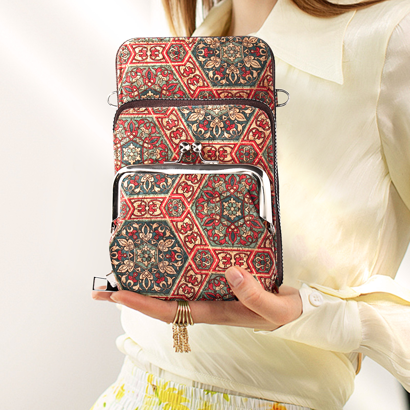 Frau, die gemusterte Taschen hält. Drei Taschen mit geometrischen Mustern in Rot-, Grün- und Brauntönen.