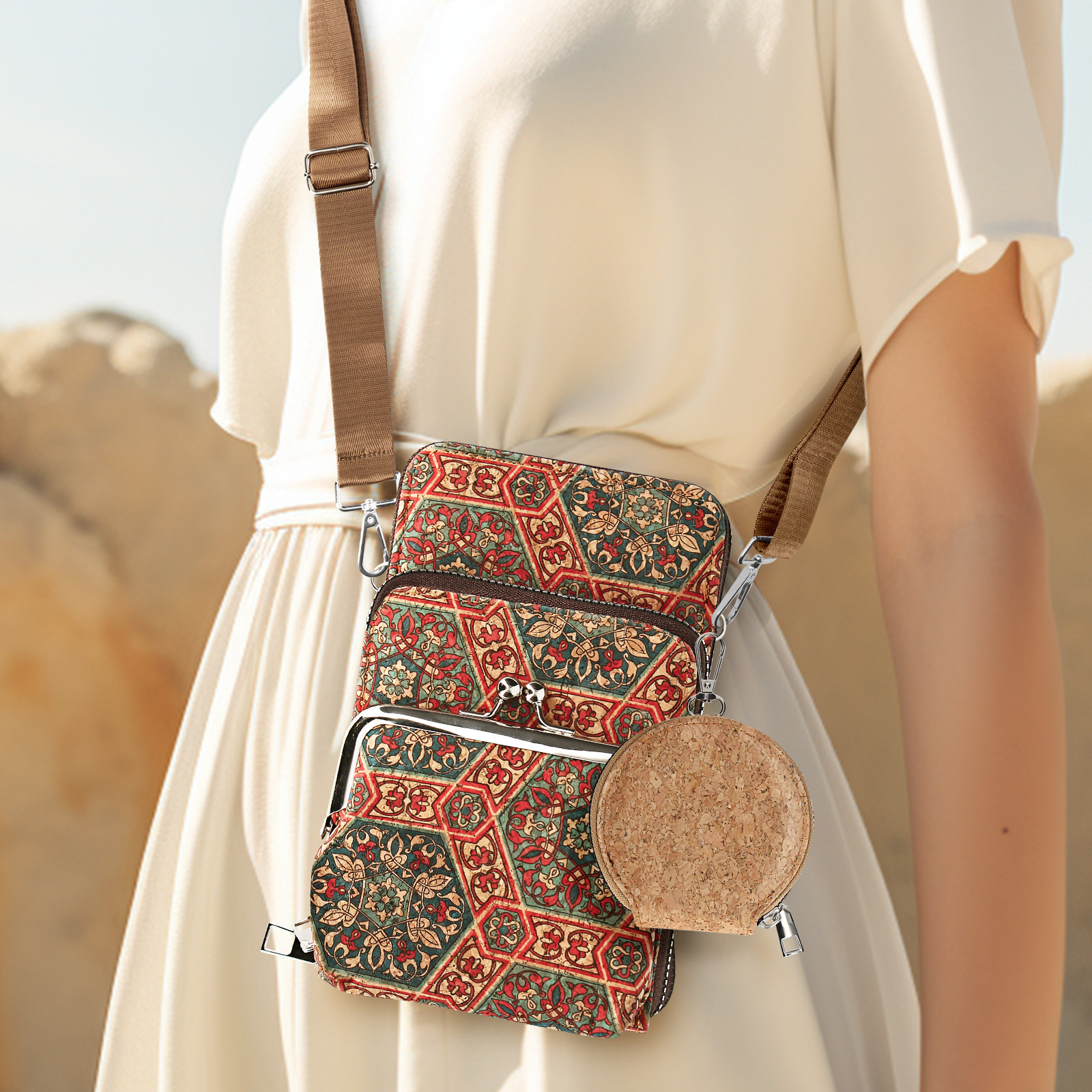 Frau, die eine florale Tasche mit rundem Kork-Accessoire trägt. Blumenmuster auf der Tasche.