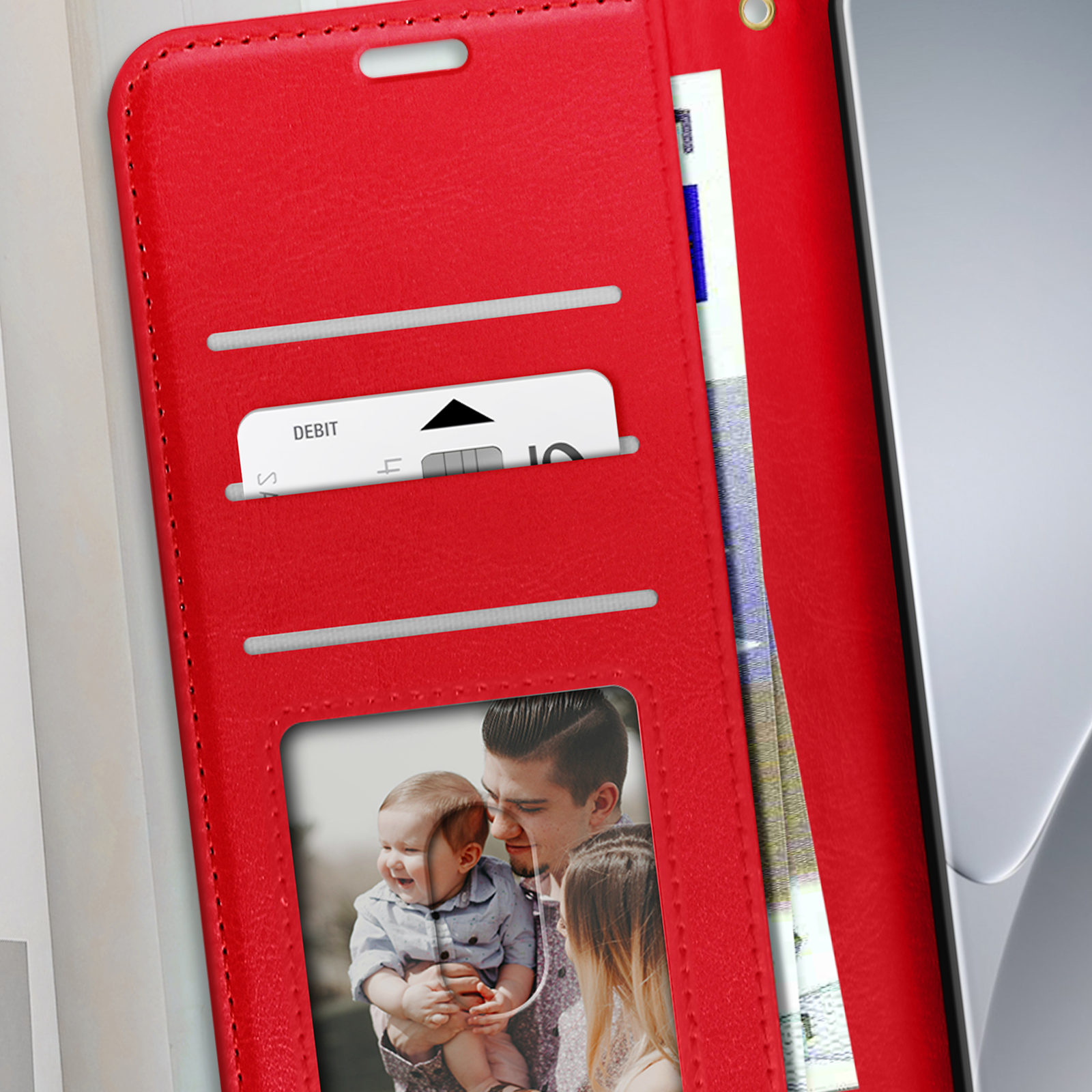 Una custodia per telefono rossa aperta per mostrare una carta di debito, denaro e una foto di una coppia con un bambino.